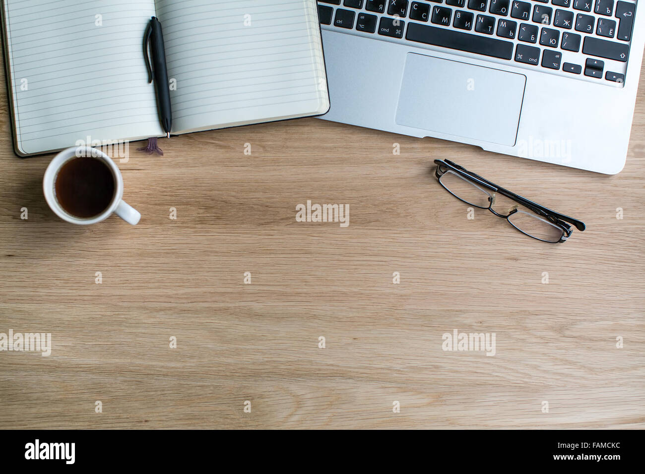 Laptop und Notizblock auf Holzoberflächen. Stockfoto