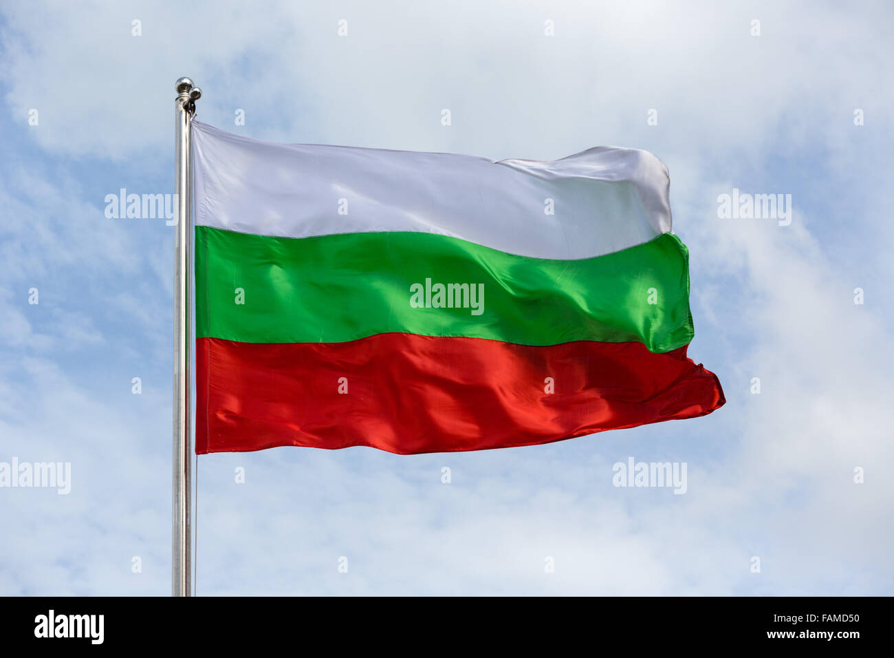 Bulgarische Flagge im Wind wehen Stockfoto