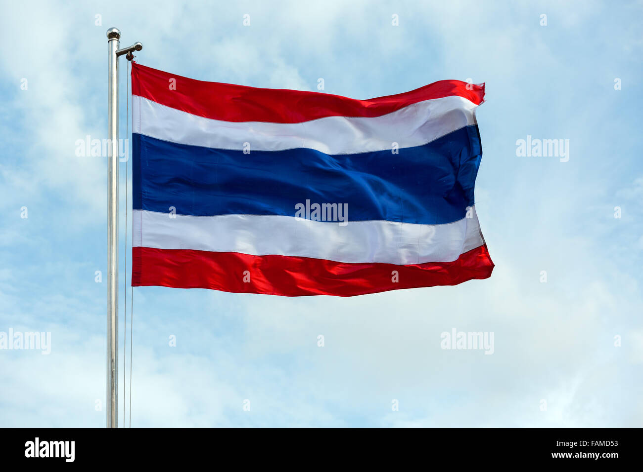 Thailändische Flagge im Wind wehen Stockfoto