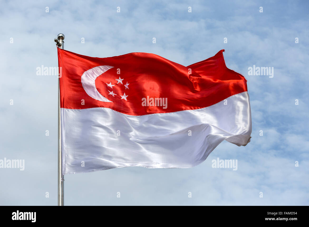 Singapur-Flagge im Wind wehen Stockfoto
