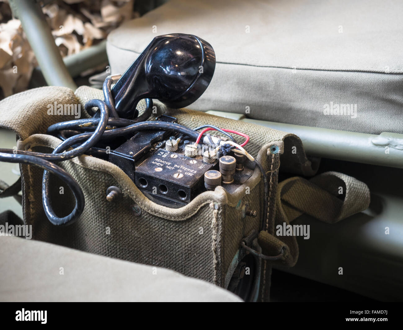 Tragbares Funktelefon ausgestattet uns Militärjeep während des zweiten Weltkriegs. Stockfoto