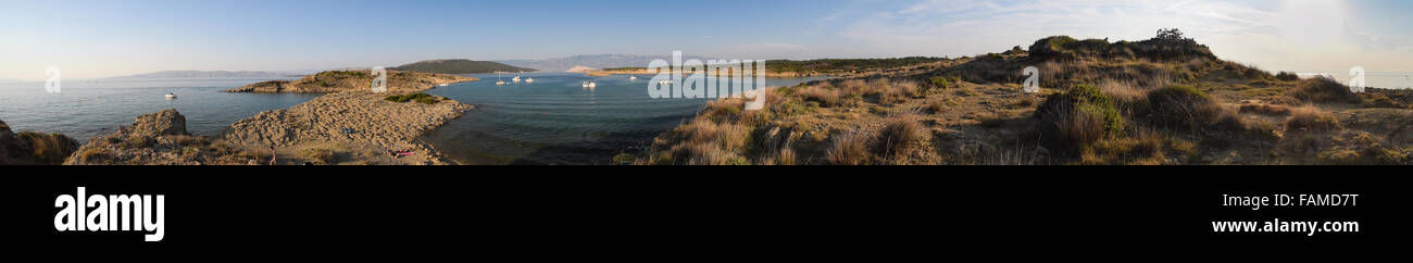 Die unberührte Küste und kristallklarem Wasser der Insel Rab, Kroatien. Stockfoto