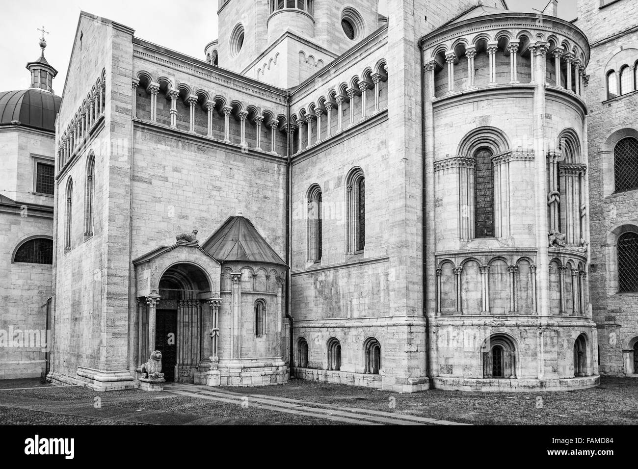 Detail der Kirche von San Vigilio, Trento, Italien. Der Stil des Tempels ist eine romanisch-lombardischen, sondern spiegelt deutlich gotischen Einflüssen Stockfoto