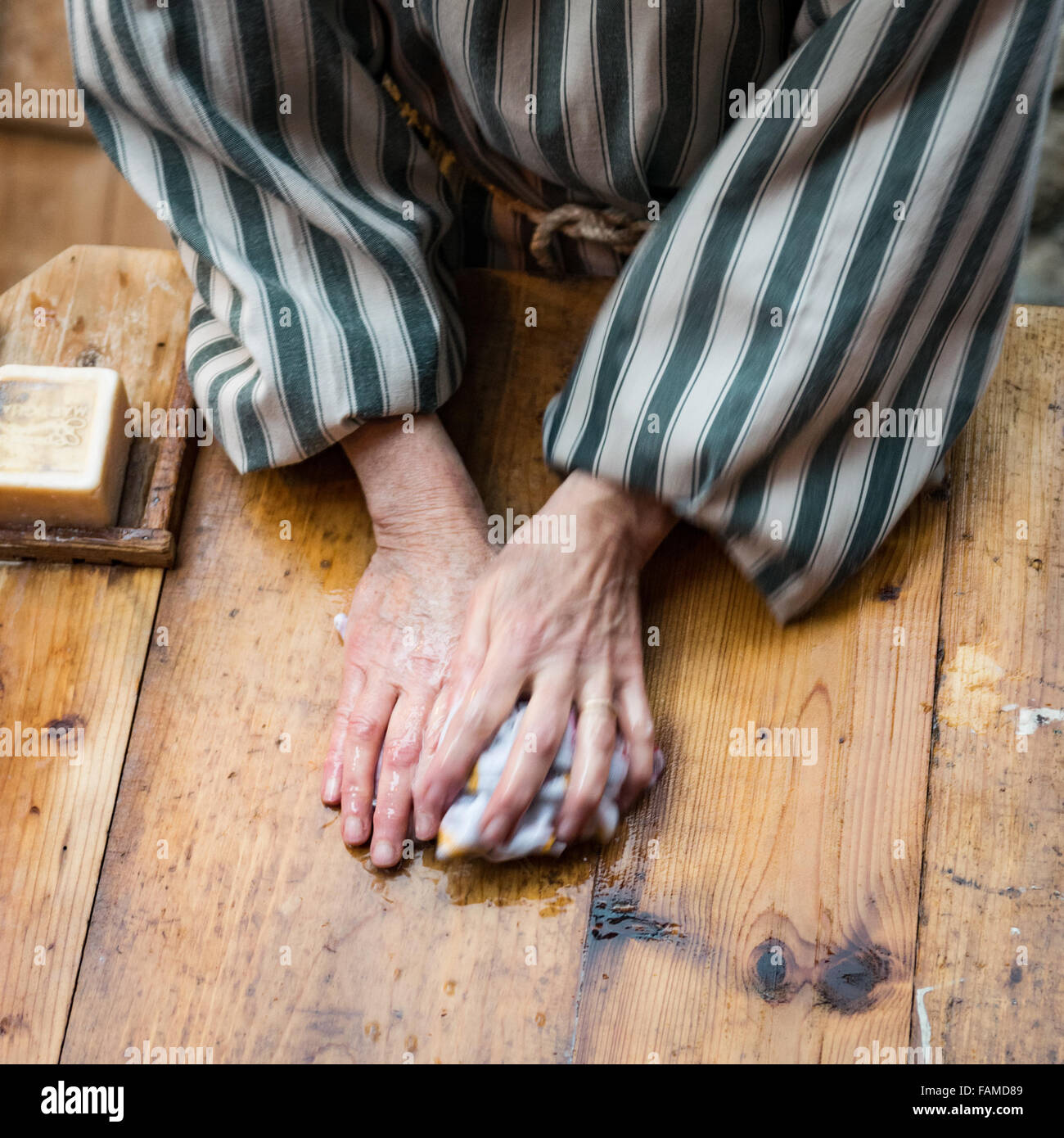 Detail der Hände eine Waschfrau, die Wäsche auf einem Holzbrett. Stockfoto
