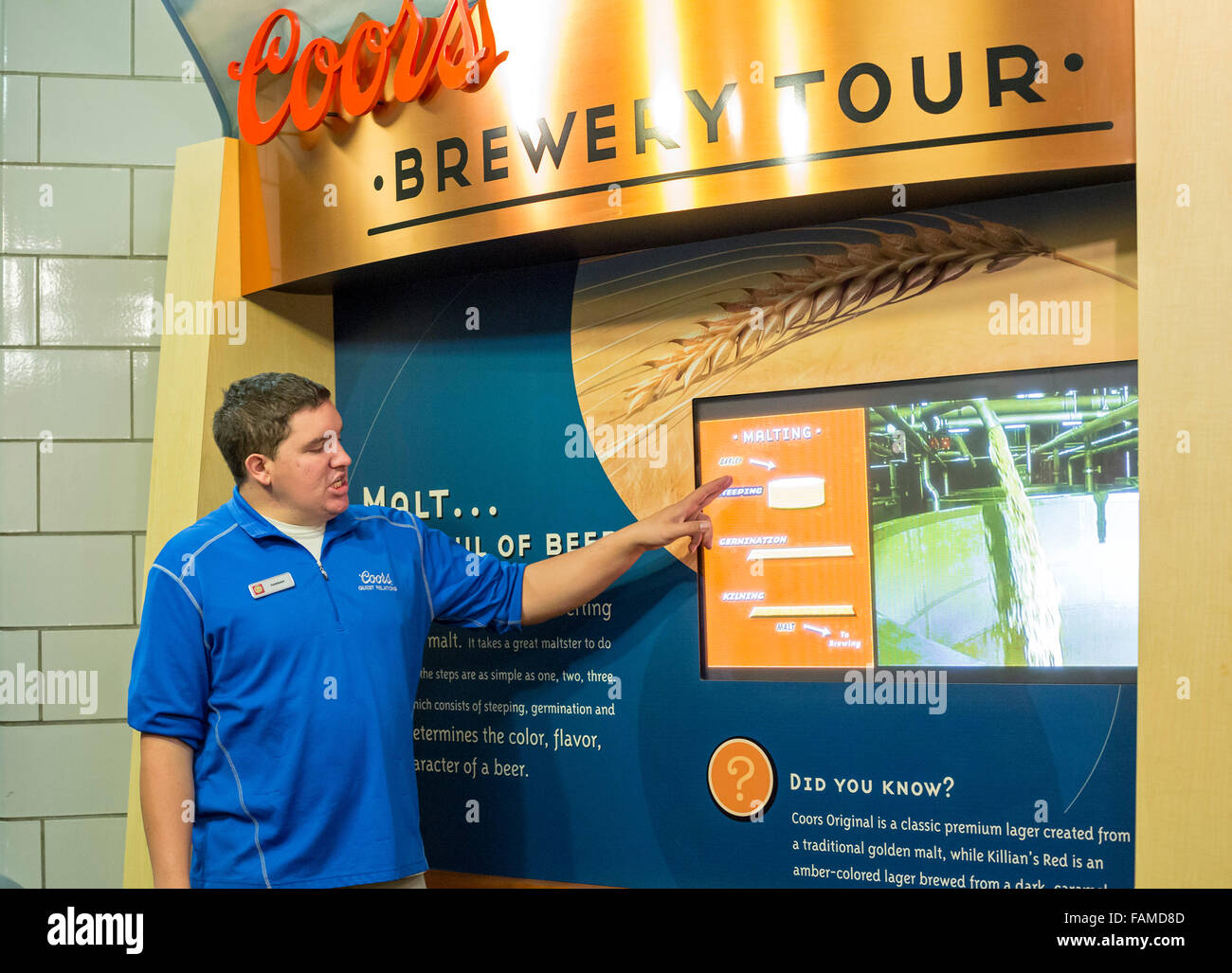 Golden, Colorado - die Coors Brewery. Ein Guide erklärt den Brauprozess zu einer Reisegruppe. Stockfoto