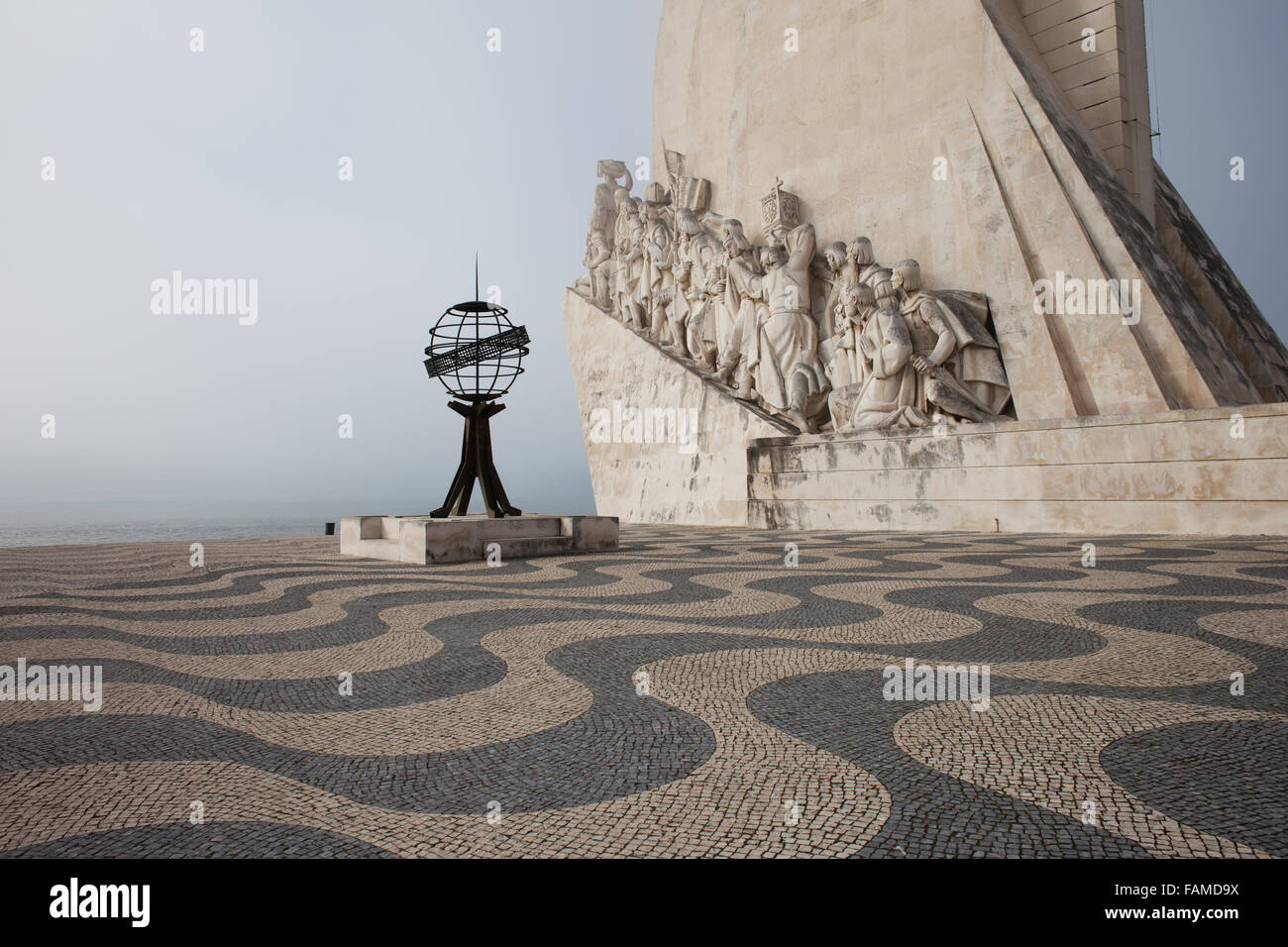 Denkmal der Entdeckungen (Padrão Dos Descobrimentos) in Lissabon, Portugal am nebligen Tag Stockfoto
