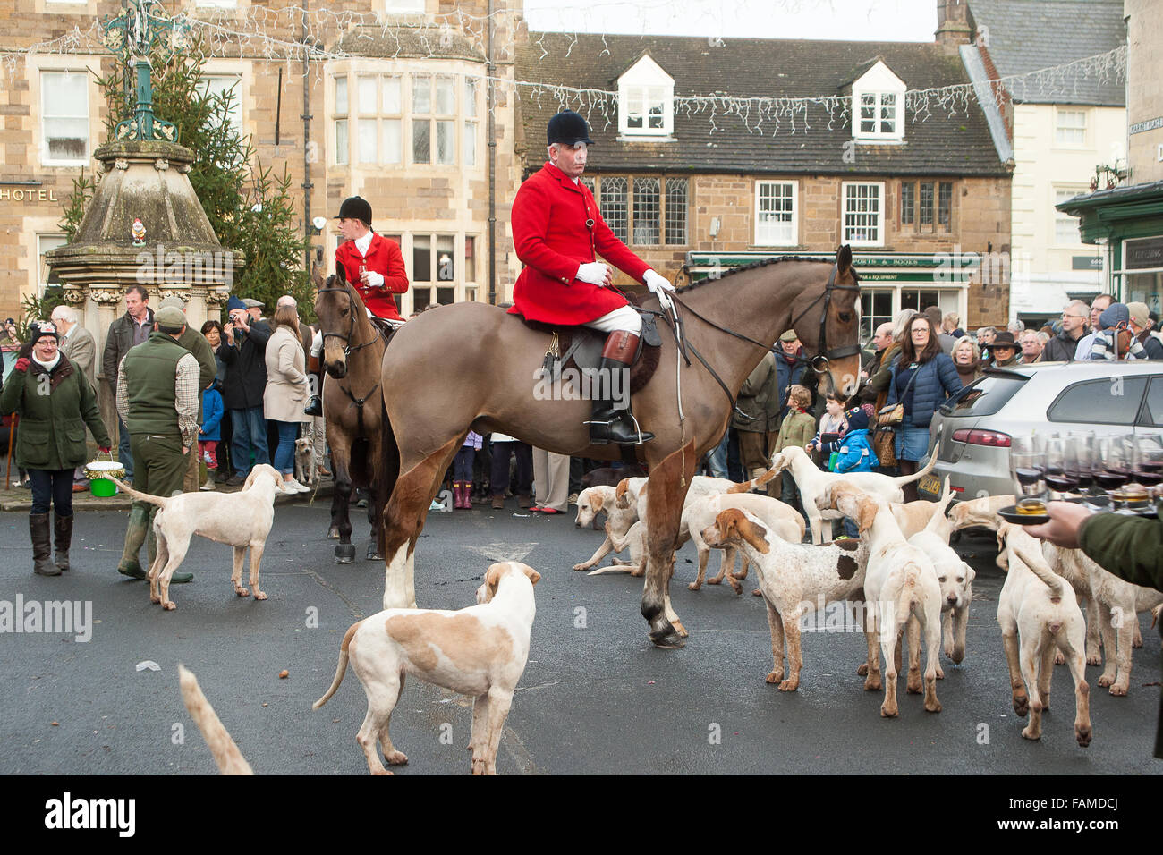 Uppingham, Rutland, UK., 1. Januar 2016. Cottesmore Hunt statt seinen jährlichen Tag des neuen Jahres treffen in Uppingham Marktplatz, wo eine große Wahlbeteiligung von Fuß-Anhänger treffen unterstützt. Bildnachweis: Jim Harrison/Alamy Live-Nachrichten Stockfoto