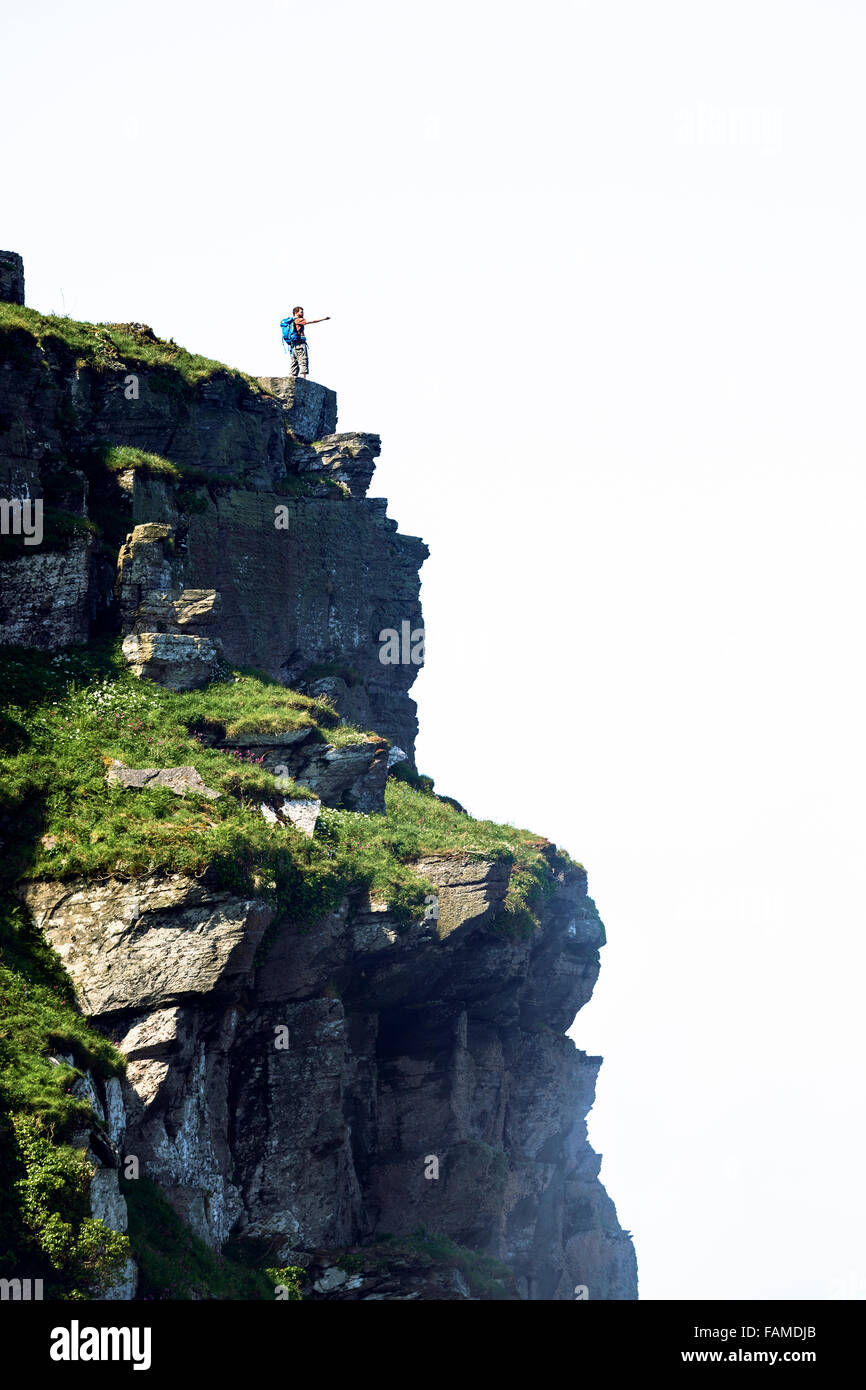 Ein Mann auf einem Felsen im Tal der Felsen, Exmoor, Devon, UK. Stockfoto