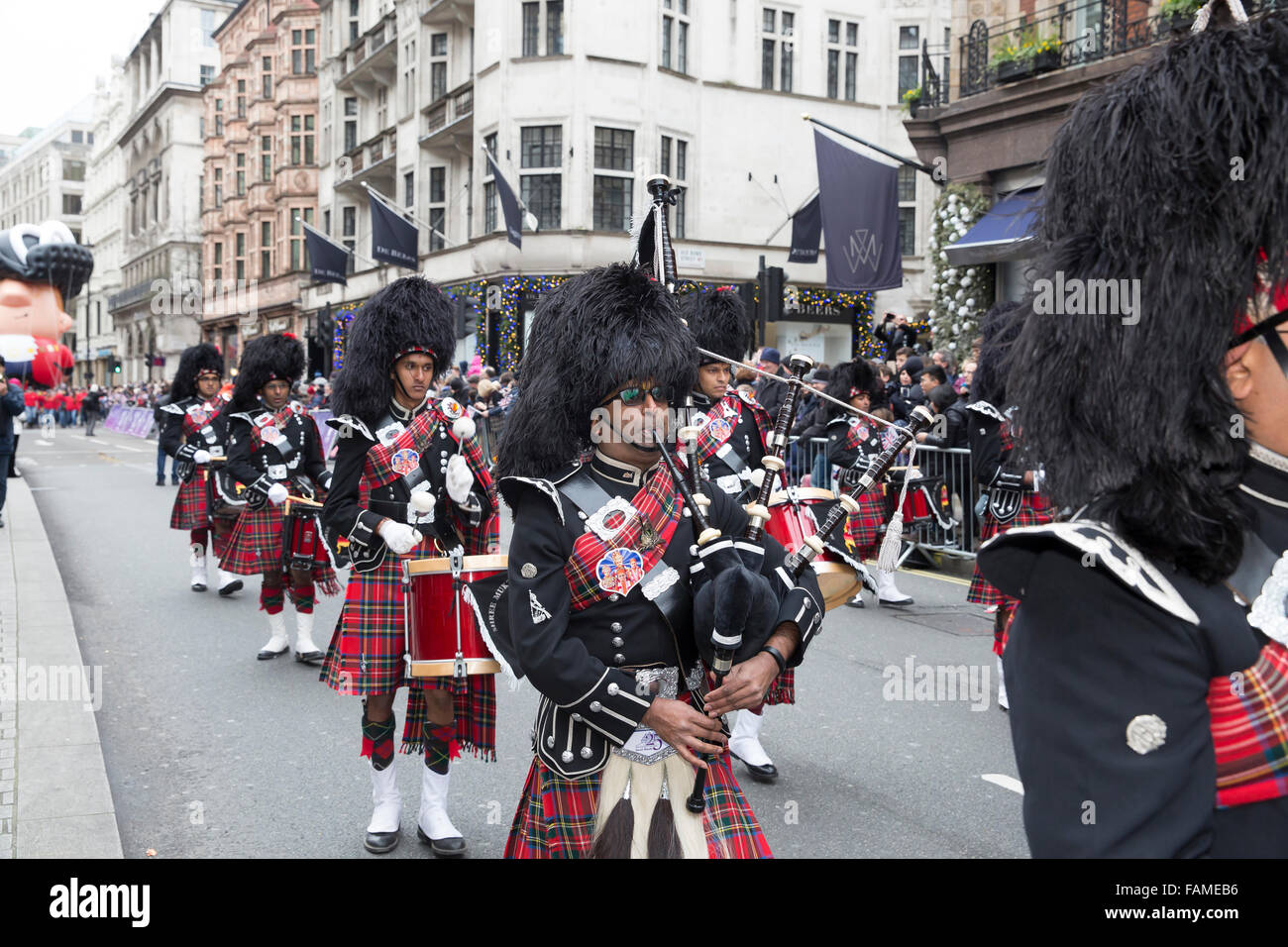 London, UK. 1. Januar 2016.  Shree Muktajeevan Dudelsack Spieler bei der Londoner New Year es Day Parade 2016 Credit: Keith Larby/Alamy Live News Stockfoto