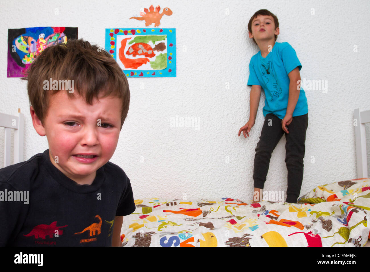 Junge weint Nach groben Spielen mit seinem Bruder Stockfoto