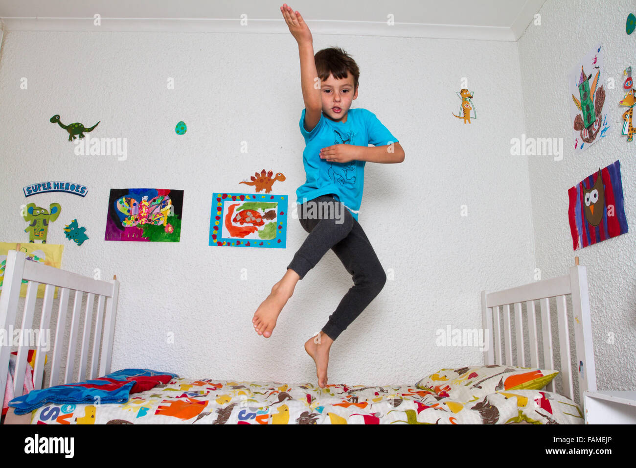 Junge, springen auf Bett Stockfoto
