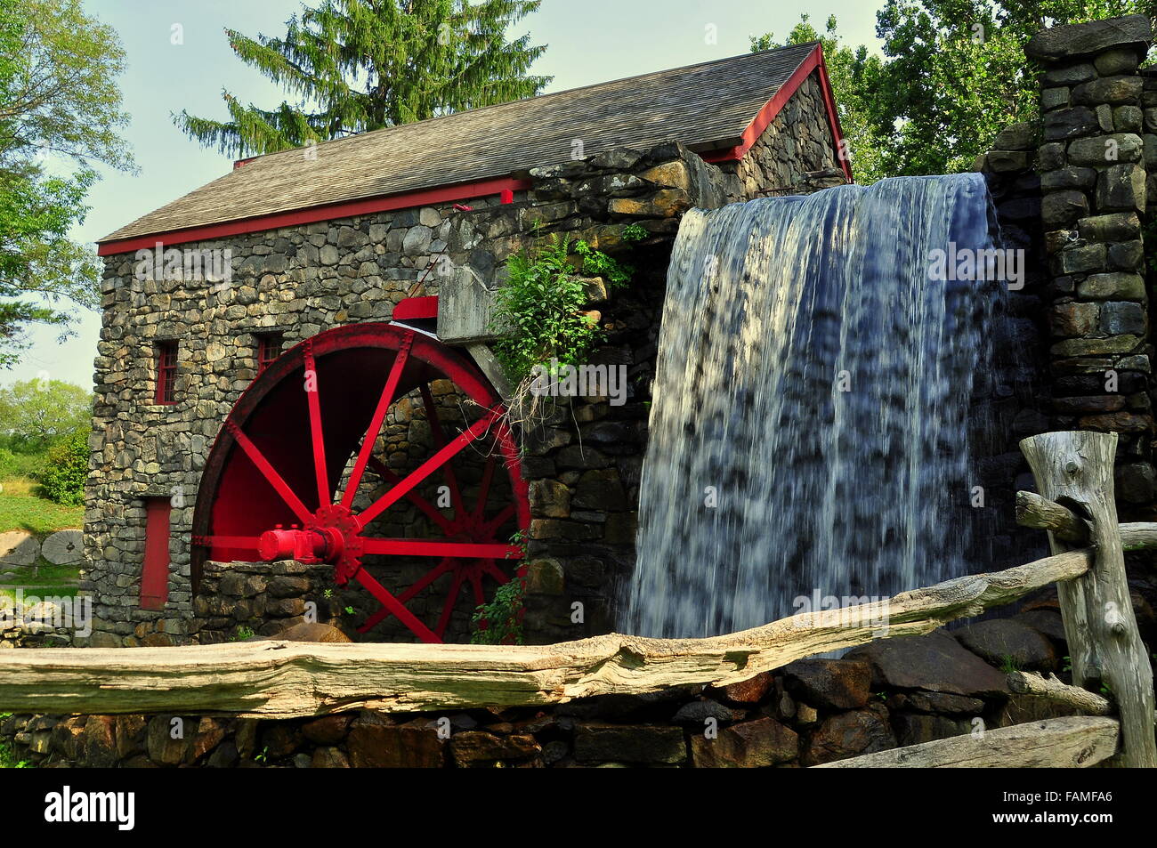 Sudbury, Massachusetts: The Old Stone Grist Mill mit Wasserrad und Kaskade schleift noch Mehl zum nahe gelegenen Wayside Inn Stockfoto