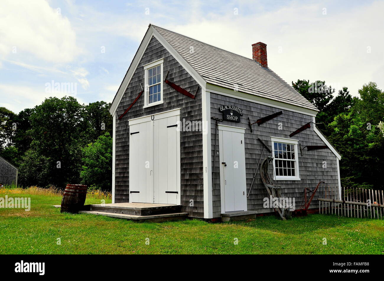 Brewster, Massachusetts: 1867 Henry Hopkins Schmiede am historischen Ort von Higgins Farm Windmühle aus dem 18. Jahrhundert Stockfoto