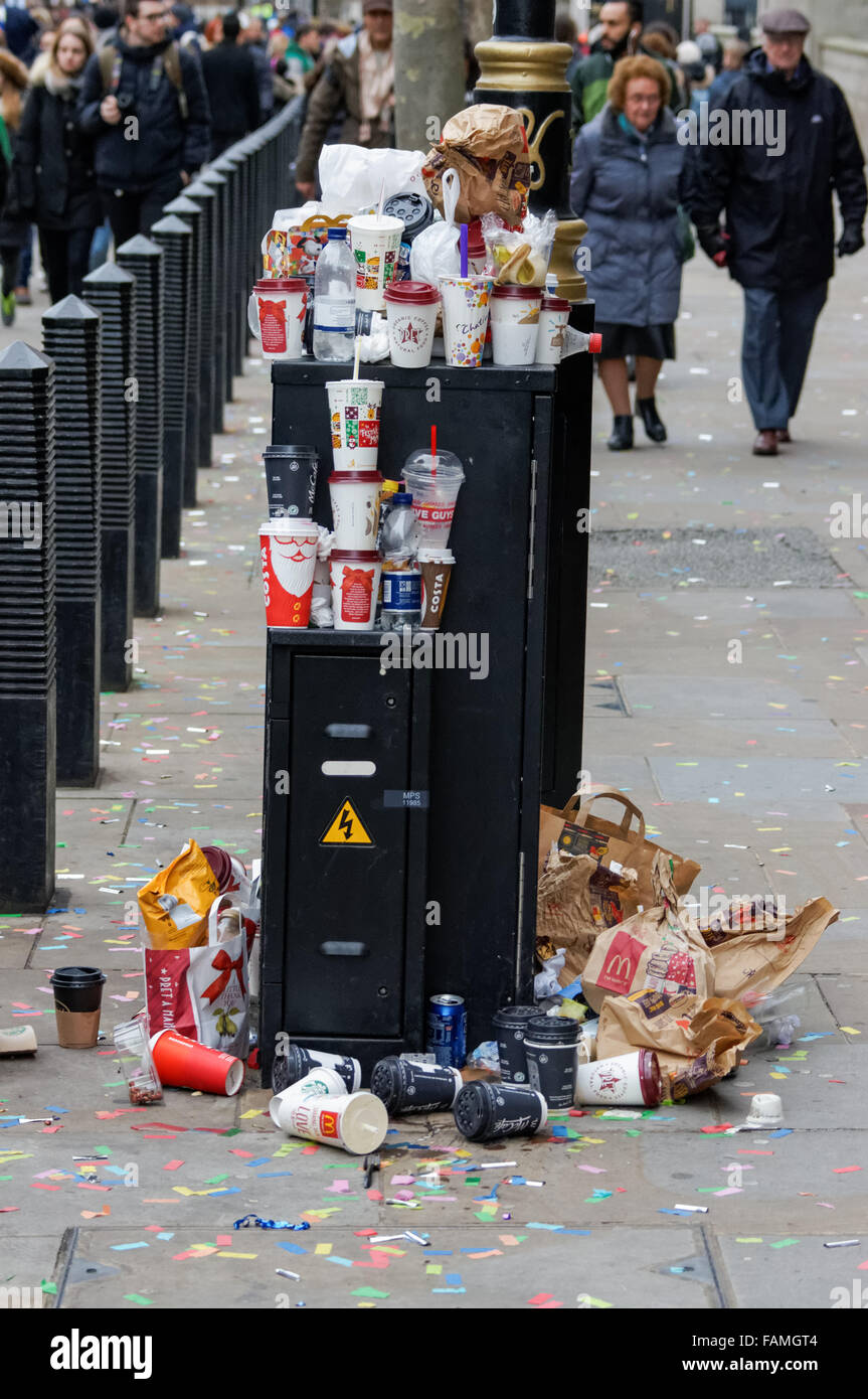 Essen und Trinken Abfälle Littering das Pflaster in London, England Vereinigtes Königreich Großbritannien Stockfoto
