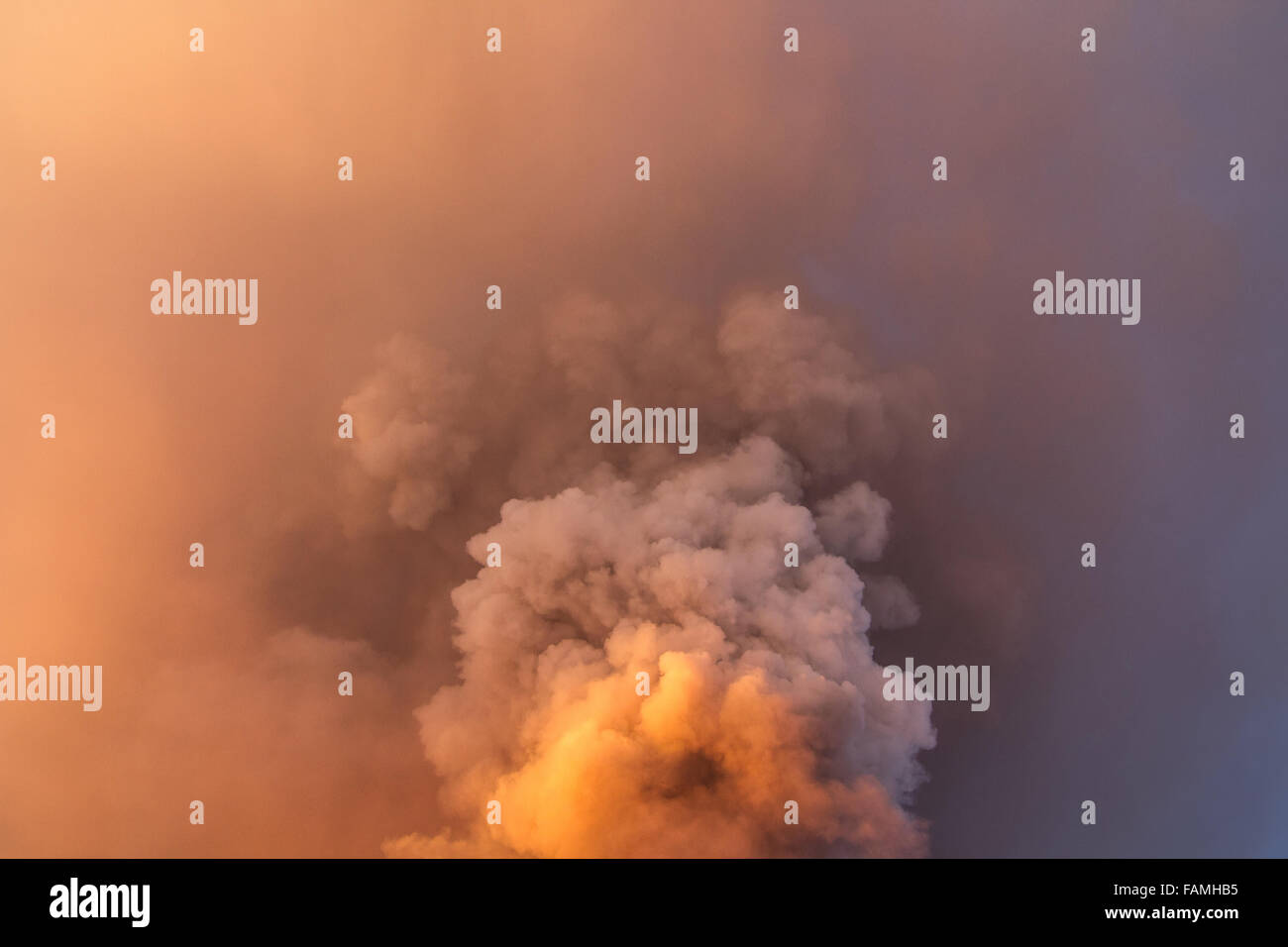 Vulkanausbruch. Ätna Ausbruch aus dem Krater Voragine. Credit: Wead/Alamy leben Nachrichten Stockfoto