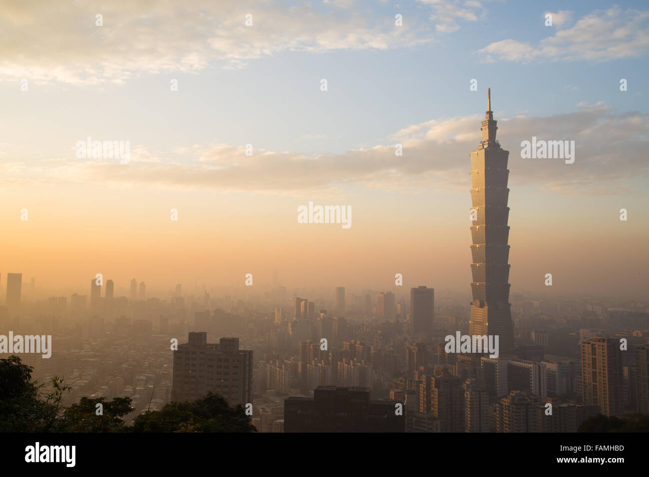 Foto von Taipei Skyline der Stadt in Taiwan während des Sonnenuntergangs. Stockfoto