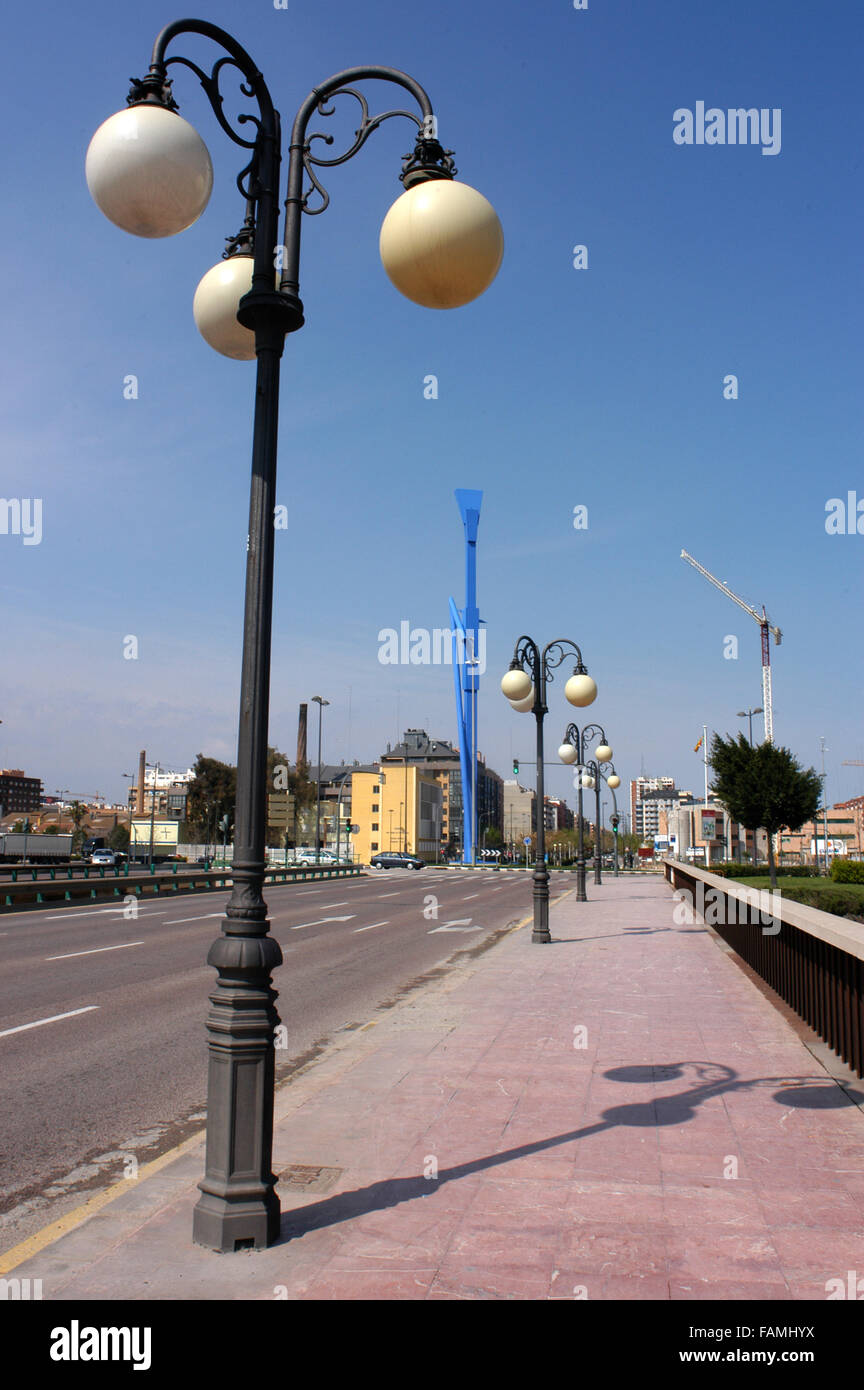 Brücke über den alten Flussbett des Turia in Richtung moderne Wohngebäude in Valencia, Spanien. Stockfoto