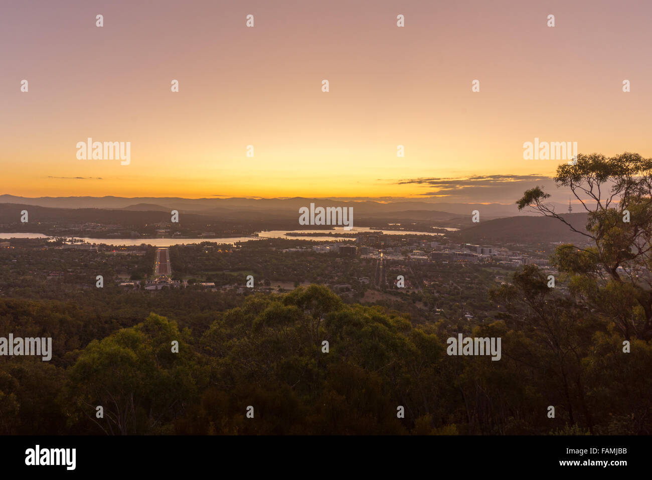 Schöner Sonnenuntergang am Canberra Stadtansicht von Mount Ainslie Aussichtspunkt. Stockfoto