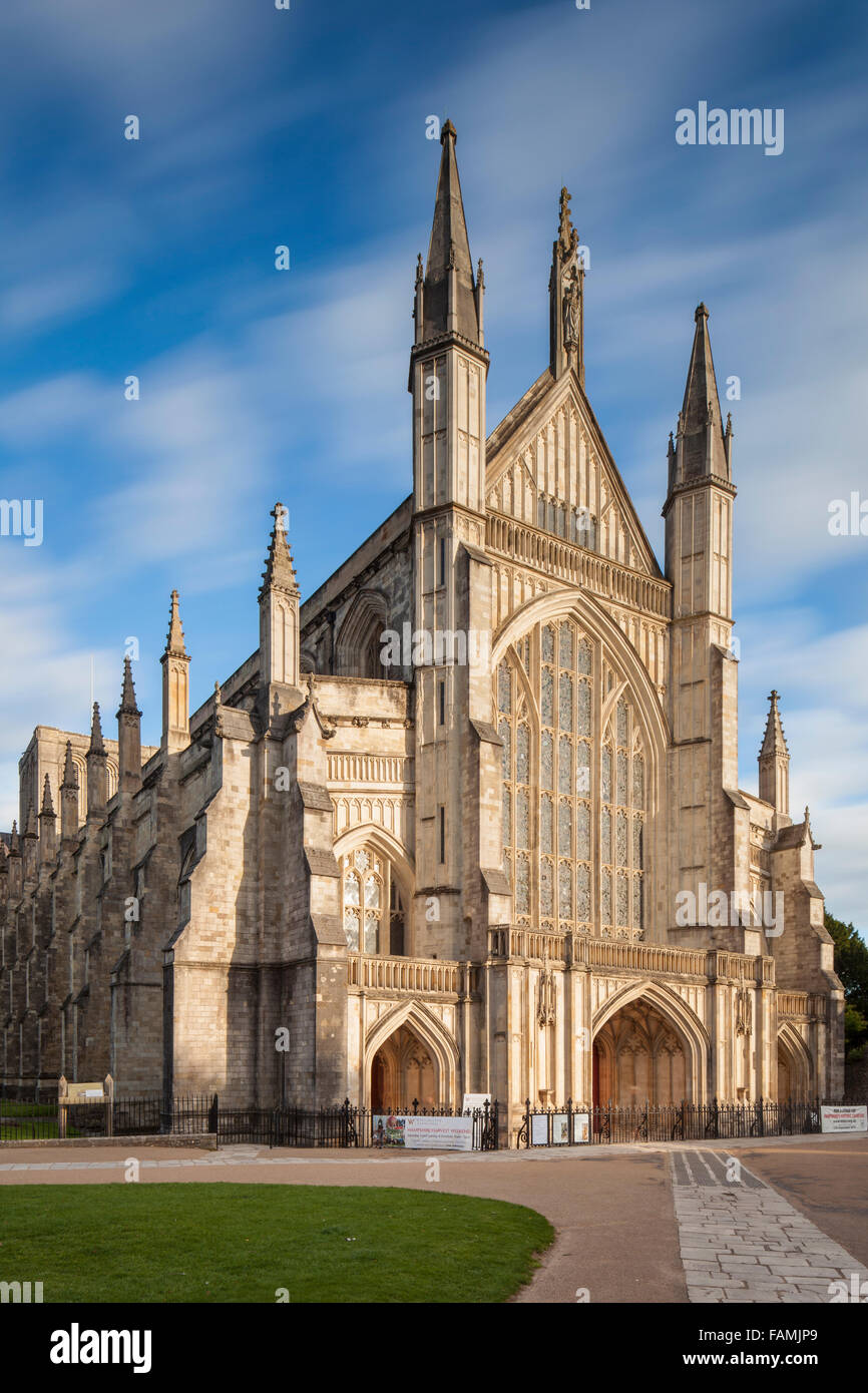 Sommernachmittag an der Kathedrale von Winchester, Hampshire, England. Stockfoto