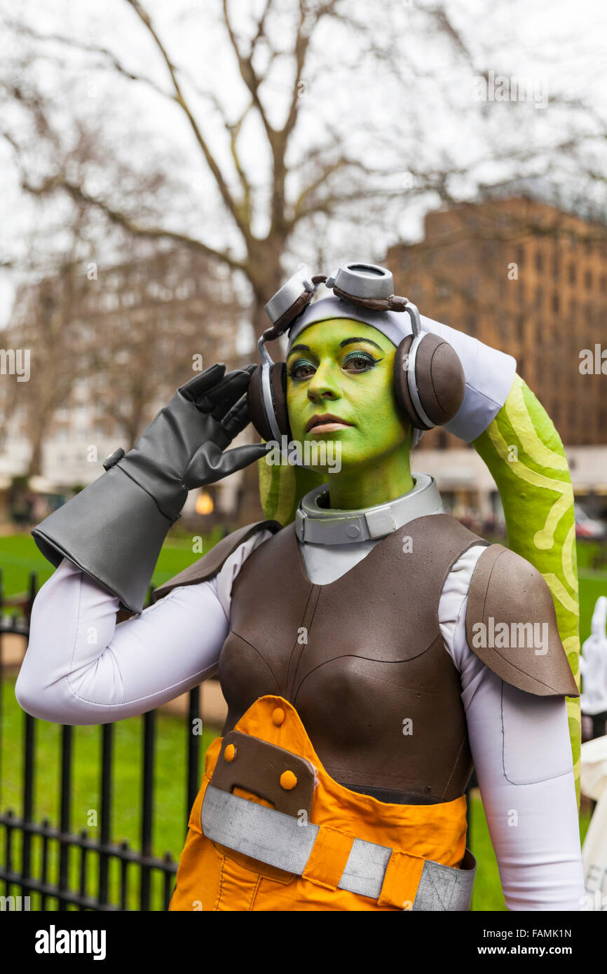 London, UK. 1. Januar 2016. Ein Darsteller von Helden für einen guten Zweck bei der die 30. jährlichen Londons Neujahrs Day Parade, LNYDP 2016. Die Parade hat mehr als 8.500 Künstler aus 20 Ländern weltweit, einschließlich marching Bands, Cheerleader, Clowns, Akrobaten und Vertreter der London Boroughs. Bildnachweis: Imageplotter/Alamy Live-Nachrichten Stockfoto