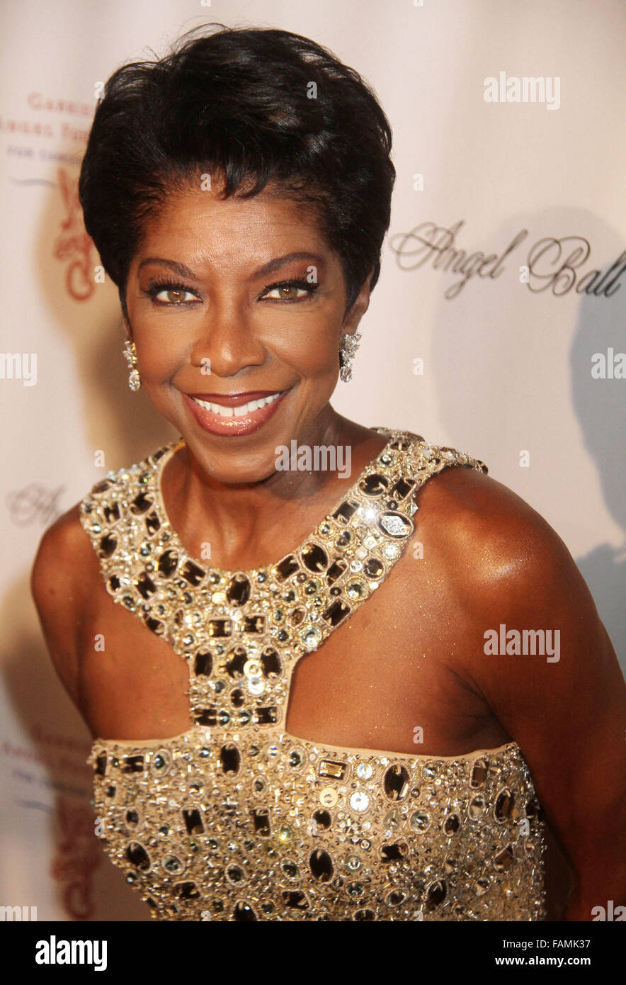 Datei. 1. Januar 2016. Sängerin NATALIE COLE, die Tochter von Musik großer Nat King Cole, eine Aufnahme-Star in ihrem eigenen Recht mit Hits, die drei Jahrzehnten wurde, starb in einem Krankenhaus Donnerstagabend in Los Angeles. Sie war 65 Jahre alt. Die Sängerin hatte Drogenprobleme und Hepatitis in der Vergangenheit kämpften, und unterzog sich eine Nierentransplantation im Jahr 2009. Im Bild: 17. Oktober 2011 besucht - New York, New York, US - Sängerin Natalie Cole 2011 Angel Ball im Cipriani Wall Street statt. Nancy Kaszerman/ZUMAPRESS.com/Alamy © Live-Nachrichten Stockfoto