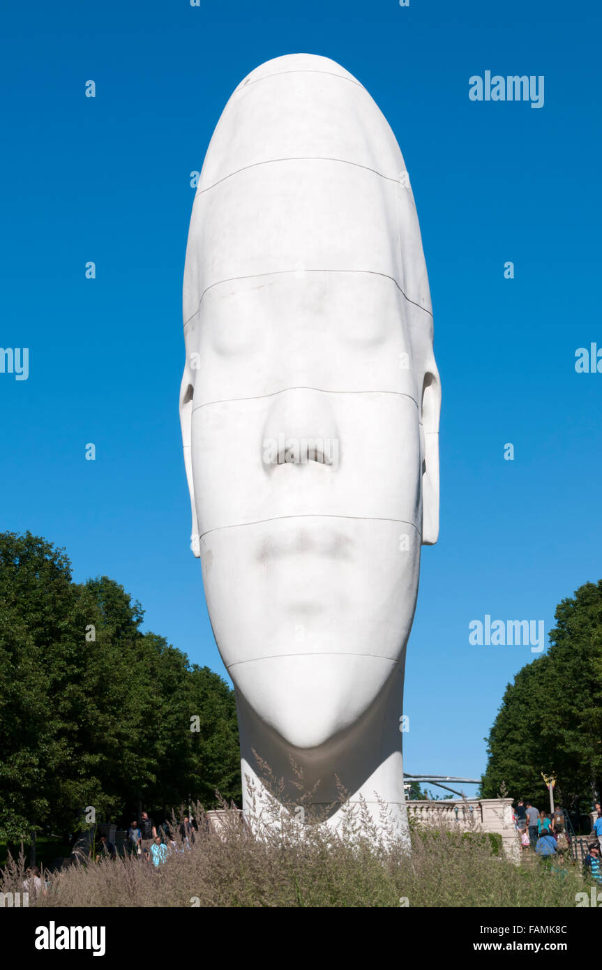 Auf der Suche nach in My Dreams, Awilda von Jaume Plensa im Abschnitt Boeing Galerien des Millennium-Park in Chicago. Stockfoto