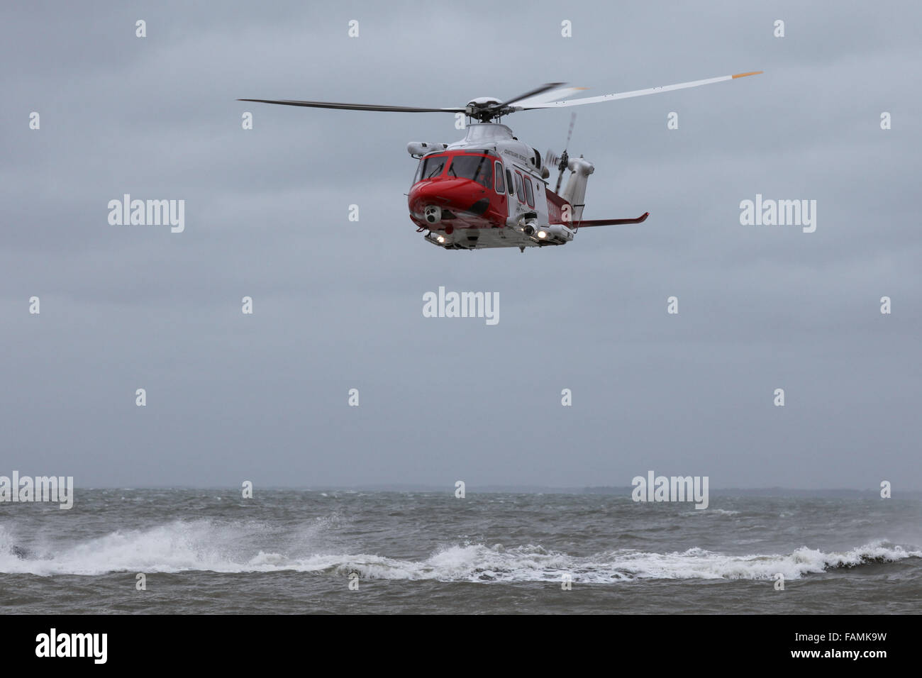 HM-Küstenwache Hubschrauber im Bild während einer training Übung an einem stürmischen Tag im Solent Rettung Stockfoto