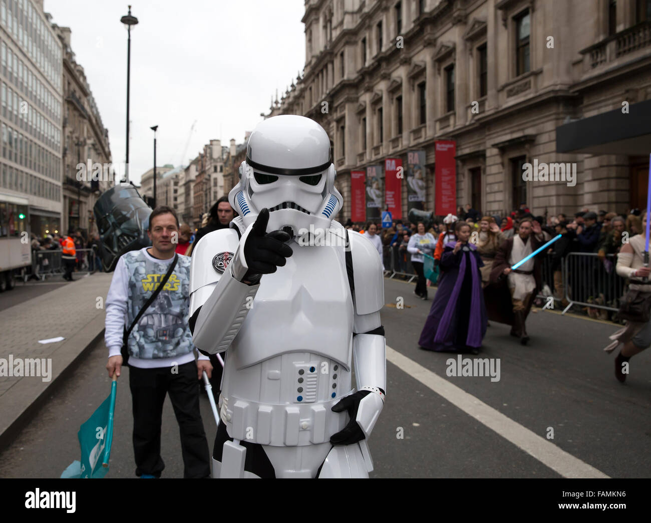 London, UK. 1. Januar 2016.  Star Wars Storm Trooper auf der Londoner New Year es Day Parade 2016 Credit: Keith Larby/Alamy Live News Stockfoto