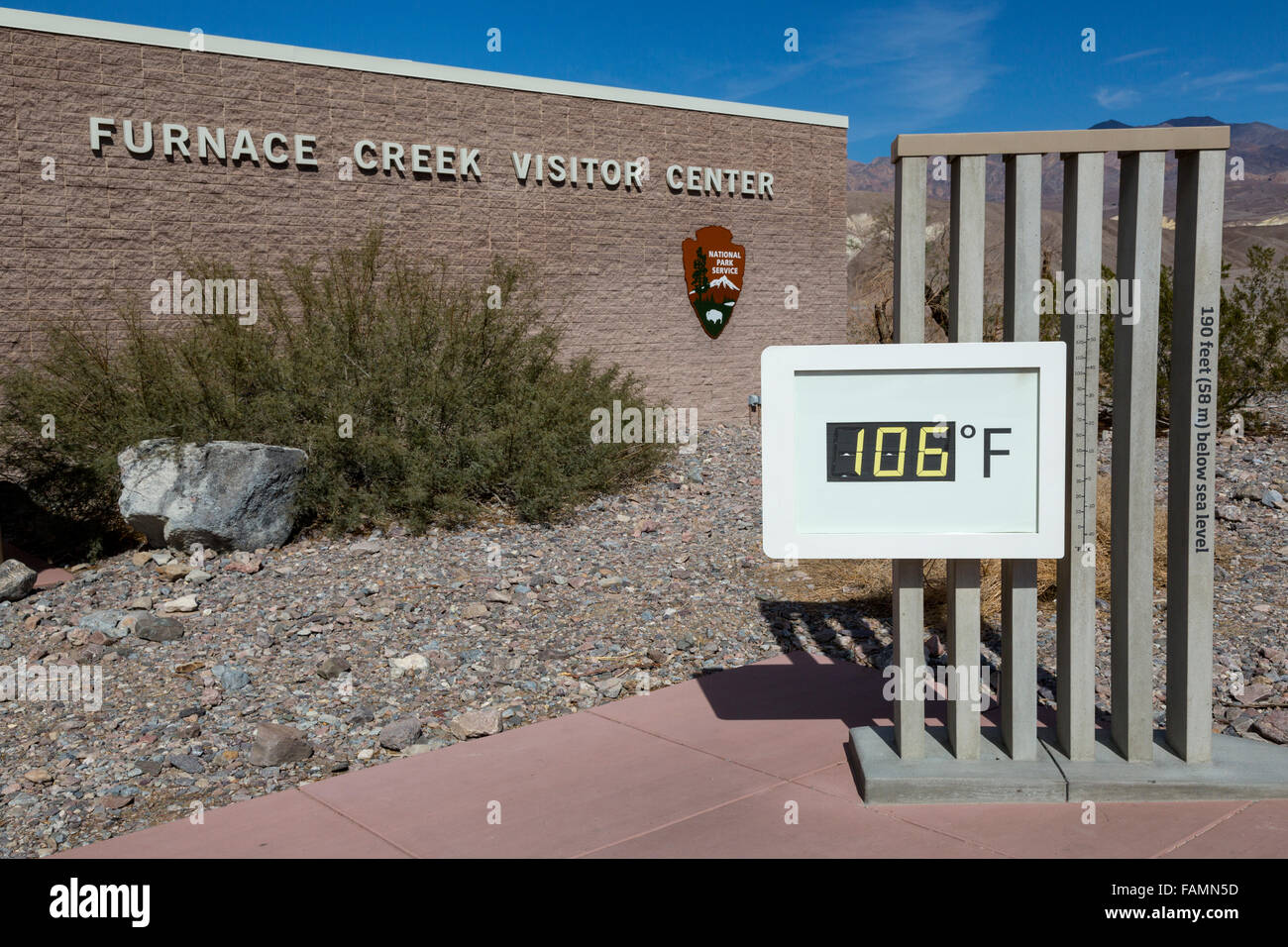 Death Valley, Kalifornien.  Thermometer bei Furnace Creek Visitor Center. Stockfoto