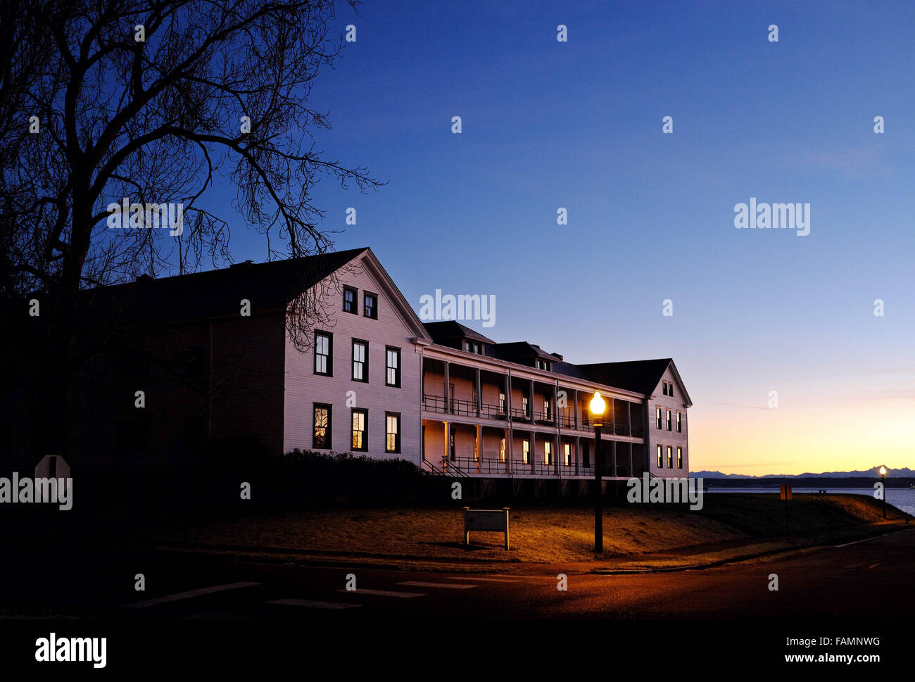Dawn erhebt sich über zentrale Kasernen, Fort Worden State Park, Port Townsend, Washington, USA Stockfoto