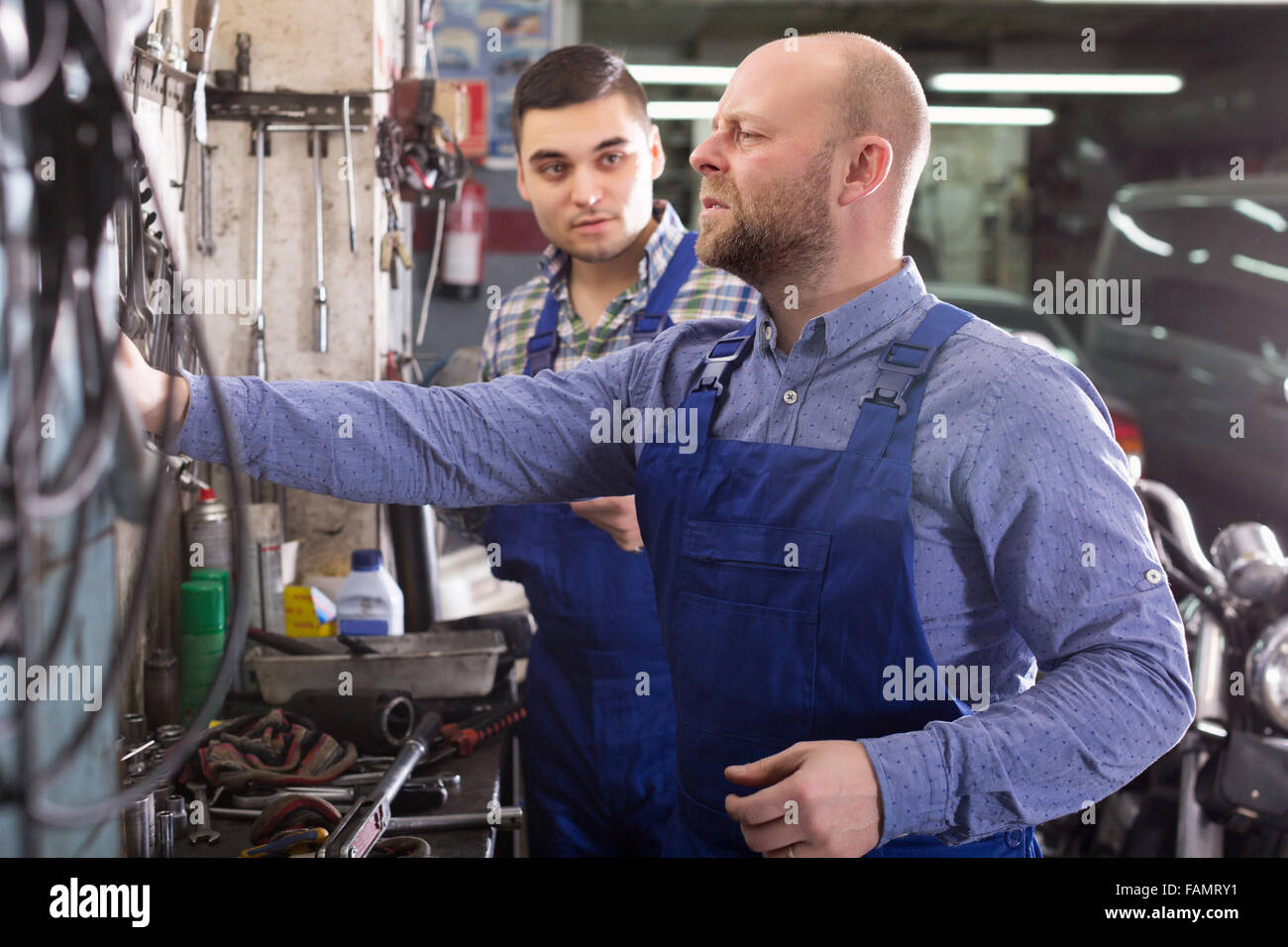 Porträt von zwei konzentrierten Garage Arbeiter in der Nähe Einrichtungen Stockfoto