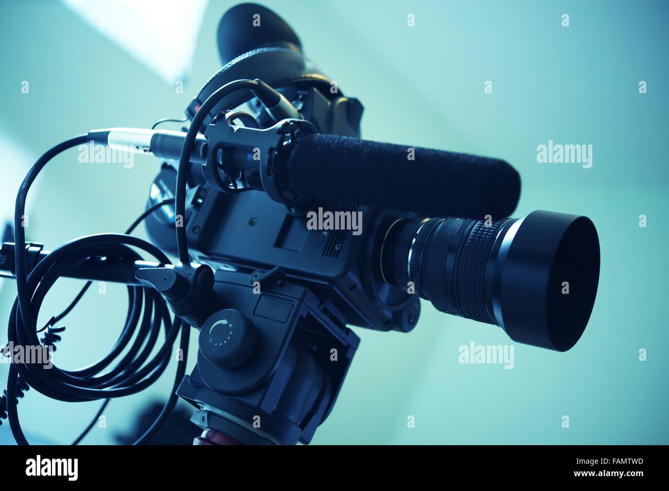 Interview-Video-Kamera-Setup. Moderne Video-Kamera oder Camcorder mit  Shotgun-Mikrofon Stockfotografie - Alamy