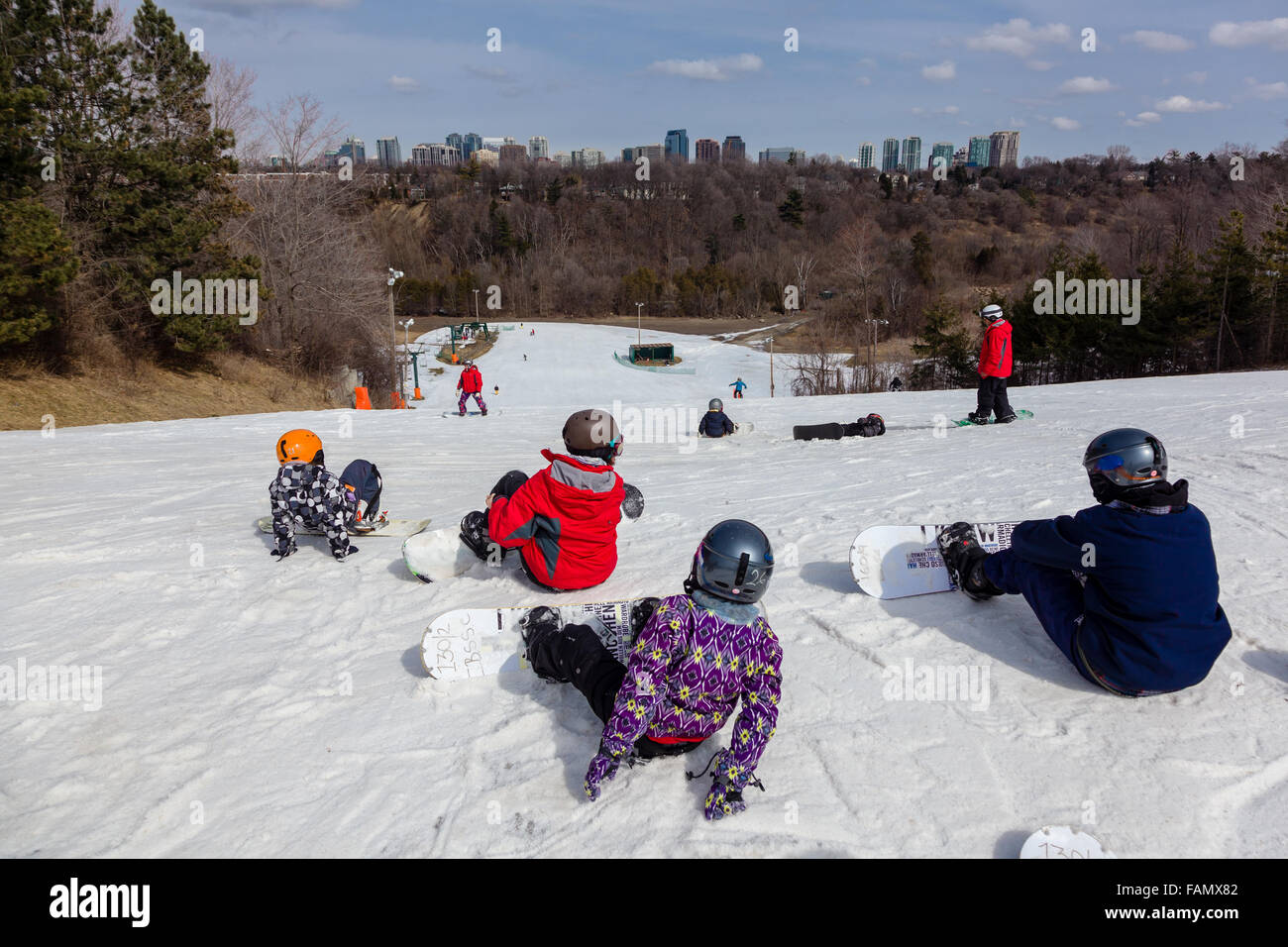 Skifahrer und Snowboarder am oberen Rand eine Ski-Hügel in Toronto. Stockfoto