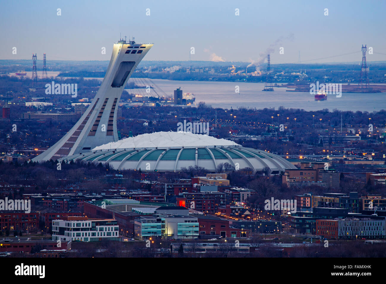 Östlich von Montreal-Ansicht mit Olympia Stadion Stade Olympique. Stockfoto