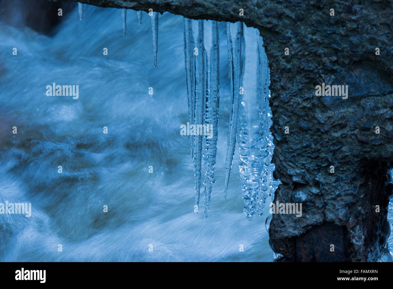 Wasserfall mit blauen Eis im Winter eingefroren. Stockfoto