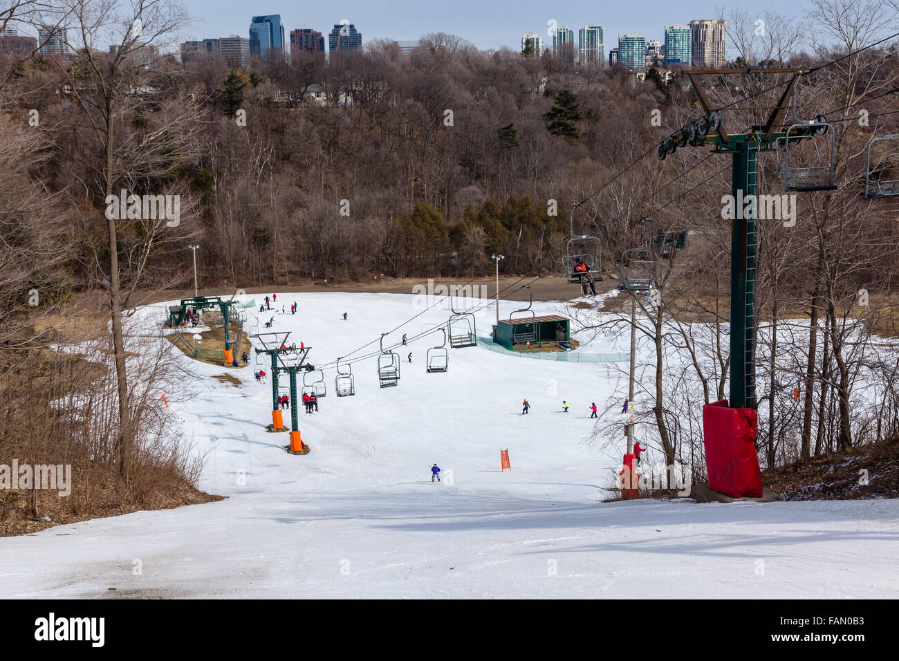 Ski-Hügel mit Sessellift am Earl Ballen Ski- und Snowboard-Centre in Toronto. Stockfoto