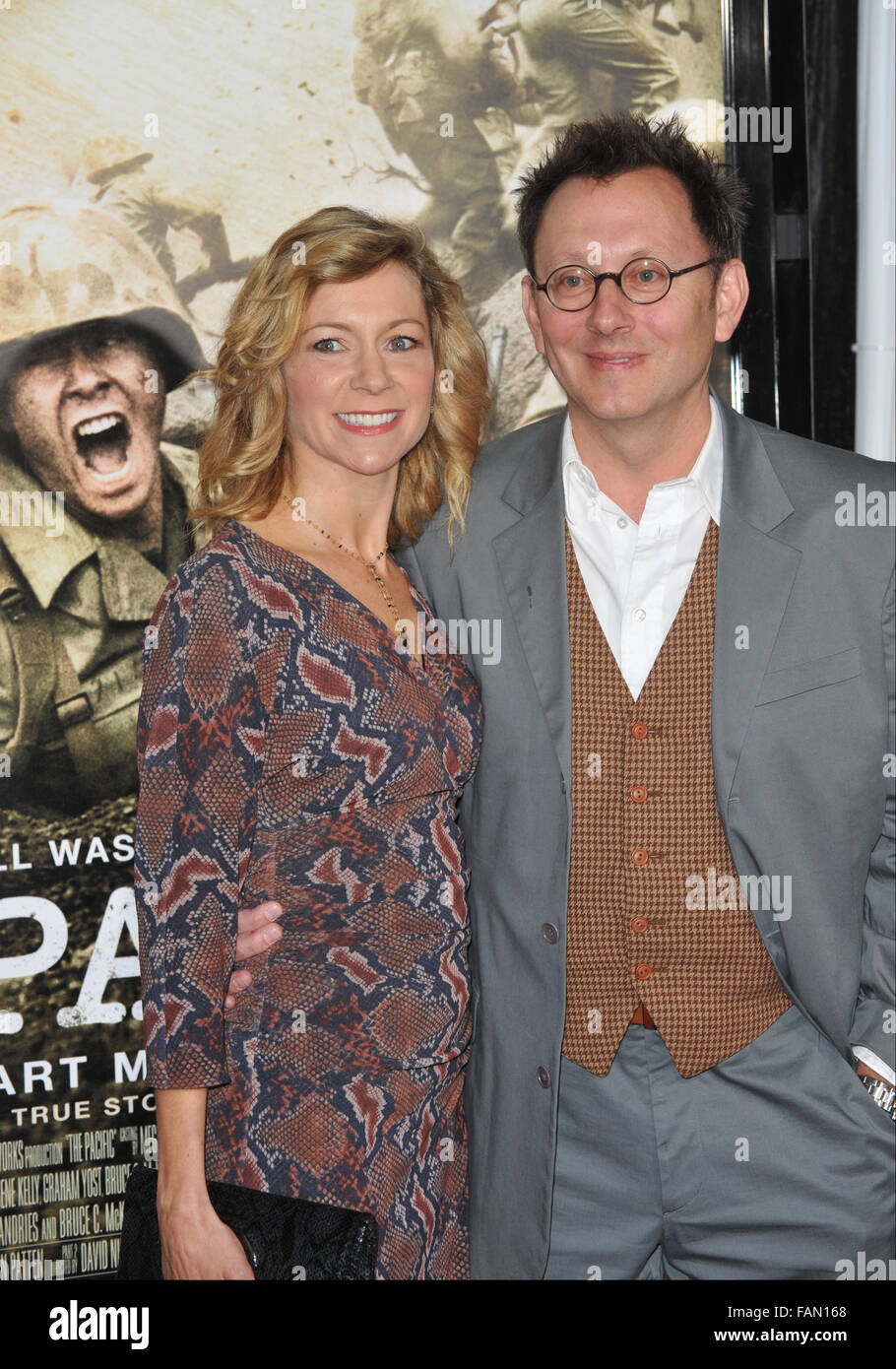 LOS ANGELES, CA - 24. Februar 2010: "True Blood" Sterne Carrie Preston & Mann "Lost" star Michael Emerson bei der Premiere von HBO-Miniserie "The Pacific" bei Graumans Chinese Theatre in Hollywood. Stockfoto