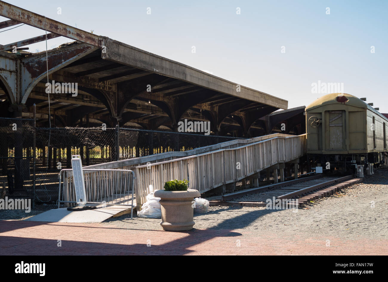 Die verlassene Plattform, Track und ein Zug am Central Railroad of New Jersey Terminal im Liberty State Park in Jersey City Stockfoto