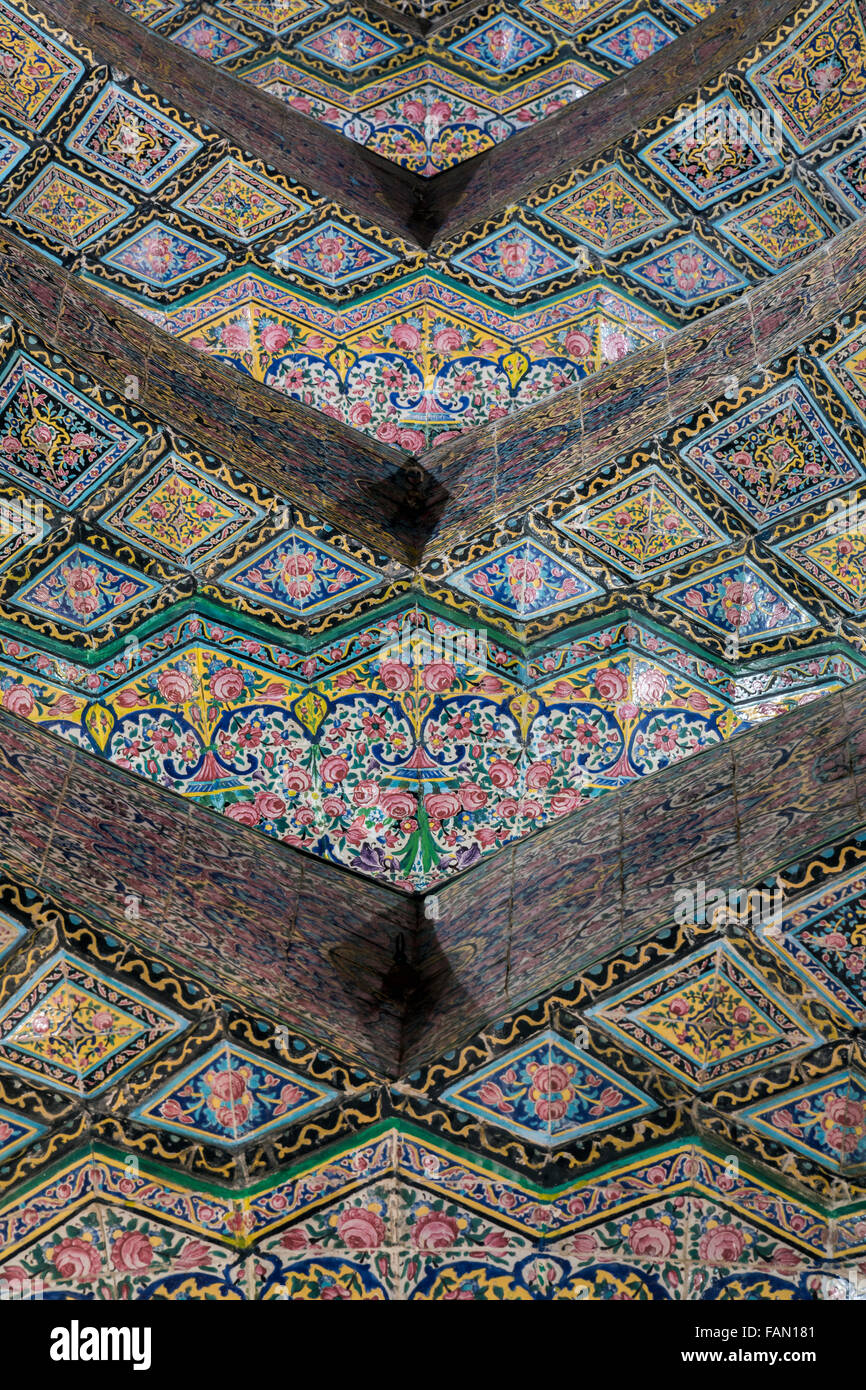 Zurückweichenden Bögen in der Decke des Nasir Ol Molk, Shiraz, Iran Stockfoto