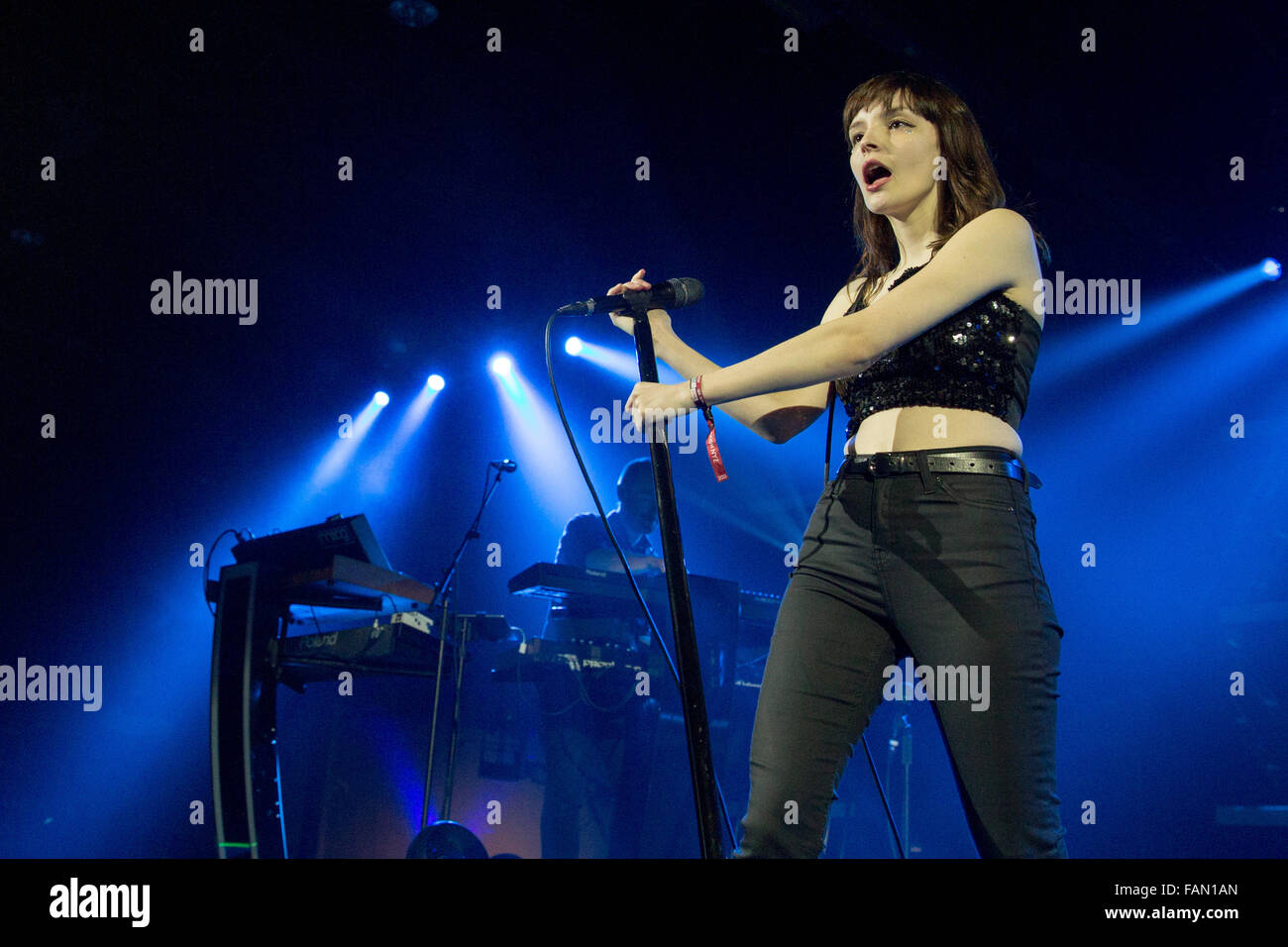 Rosemont, Illinois, USA. 30. Dezember 2015. Sängerin LAUREN MAYBERRY des Chvrches tritt während der Reaktion New Years Eve Show im Donald E. Stephens Convention Center in Rosemont, Illinois © Daniel DeSlover/ZUMA Draht/Alamy Live News Stockfoto