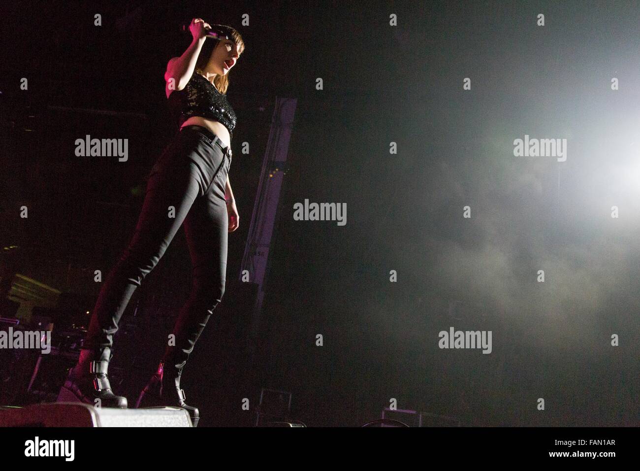 Rosemont, Illinois, USA. 30. Dezember 2015. Sängerin LAUREN MAYBERRY des Chvrches tritt während der Reaktion New Years Eve Show im Donald E. Stephens Convention Center in Rosemont, Illinois © Daniel DeSlover/ZUMA Draht/Alamy Live News Stockfoto