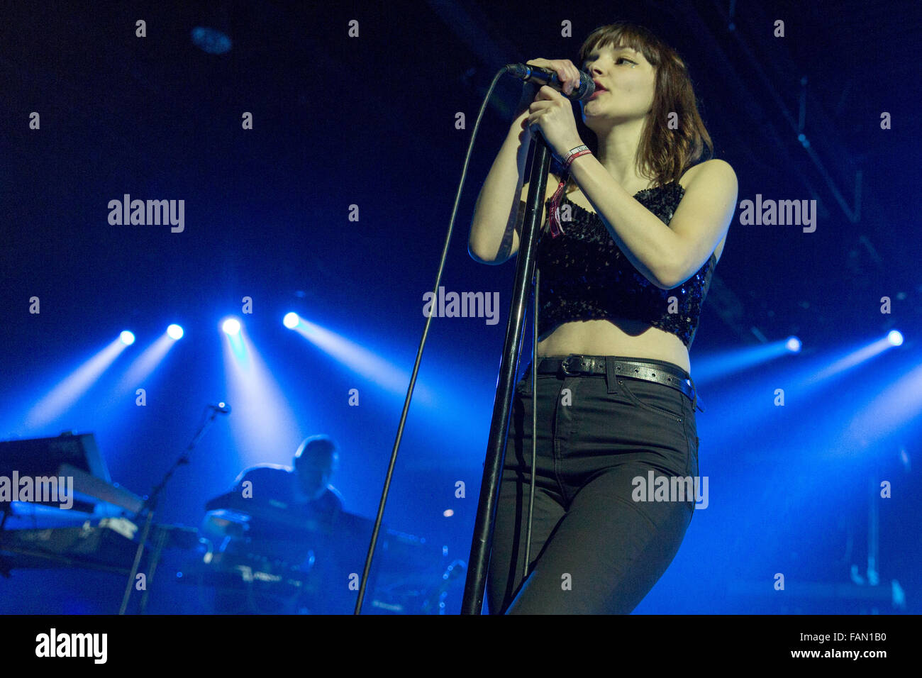Rosemont, Illinois, USA. 30. Dezember 2015. Sängerin LAUREN MAYBERRY des Chvrches tritt während der Reaktion New Years Eve Show im Donald E. Stephens Convention Center in Rosemont, Illinois © Daniel DeSlover/ZUMA Draht/Alamy Live News Stockfoto