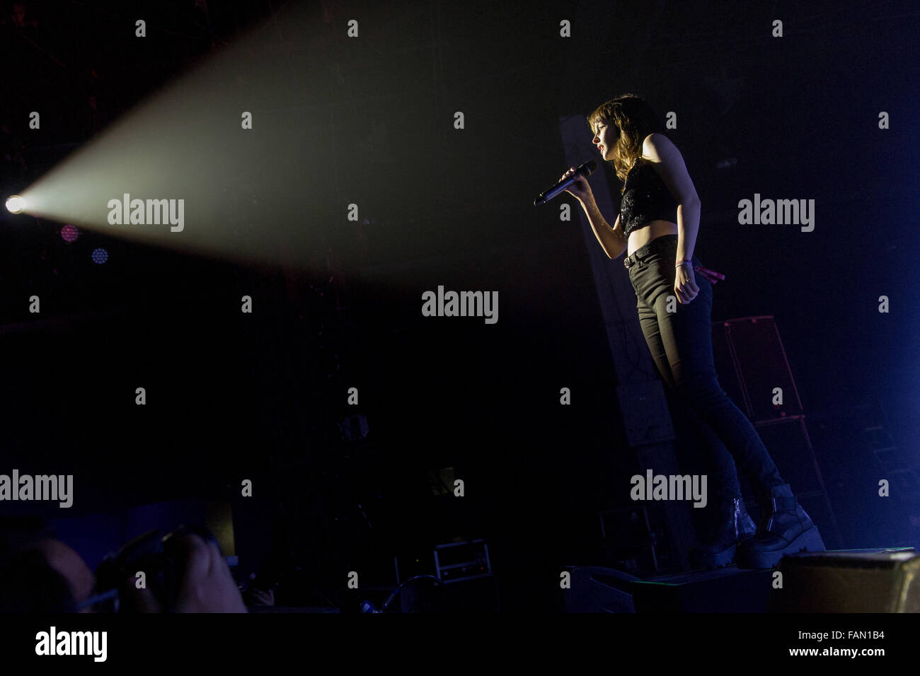 Rosemont, Illinois, USA. 30. Dezember 2015. Sängerin LAUREN MAYBERRY des Chvrches tritt während der Reaktion New Years Eve Show im Donald E. Stephens Convention Center in Rosemont, Illinois © Daniel DeSlover/ZUMA Draht/Alamy Live News Stockfoto
