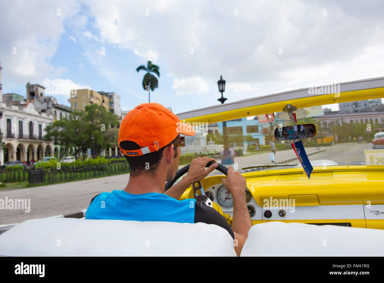 Mann fahren alte klassische Oldtimer, Taxifahrer in Havanna, La Habana, Kuba Stockfoto