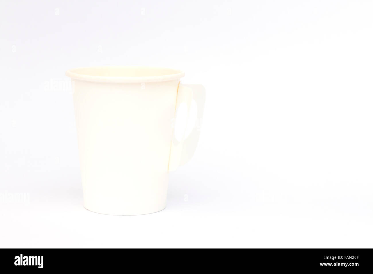 Take-out Kaffeetasse isoliert auf weißem Hintergrund, Fotoarchiv Stockfoto