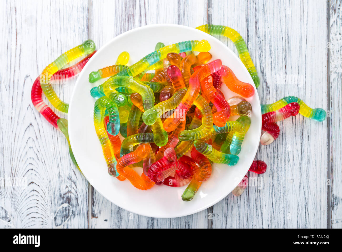 Gummibärchen Candy (Würmer) auf hölzernen Hintergrund (Tiefenschärfe) Stockfoto