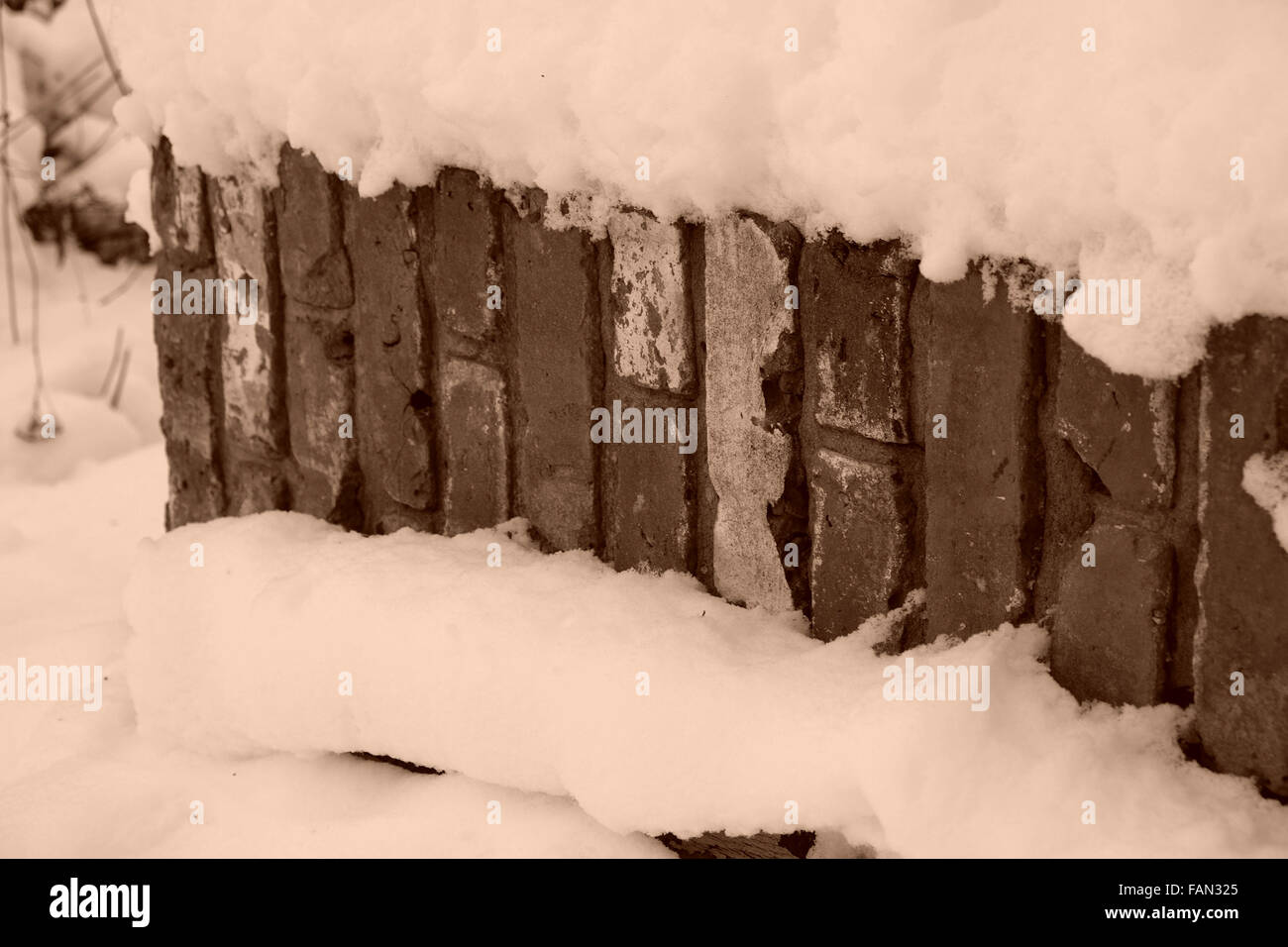 Schnee auf Ziegel winterliche Szene. Stockfoto