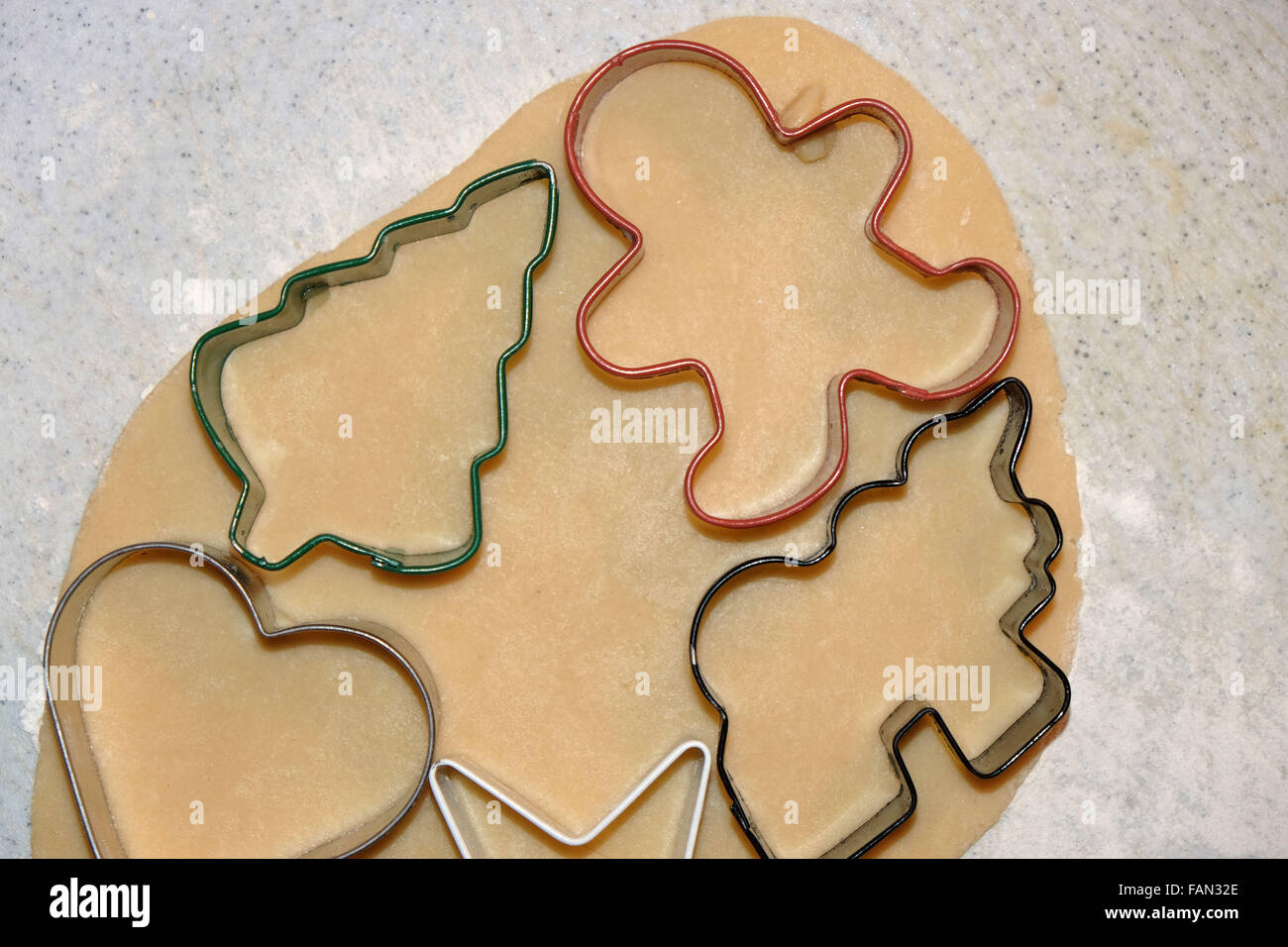 Weihnachten-Zucker-Cookie-Teig mit Ausschnitten. Stockfoto