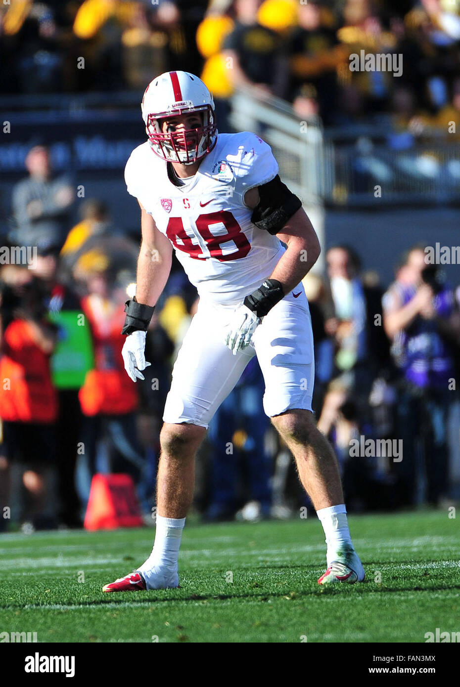 Pasadena, CA. 1. Januar 2016. Stanford Cardinal Linebacker Kevin Anderson #48 von Stanford während der 2016 Rose Bowl-Spiel zwischen der Stanford Cardinal und die Iowa Hawkeyes im Rose Bowl Stadium in Pasadena, CA. John Green/CSM Credit: Cal Sport Media/Alamy Live News Stockfoto