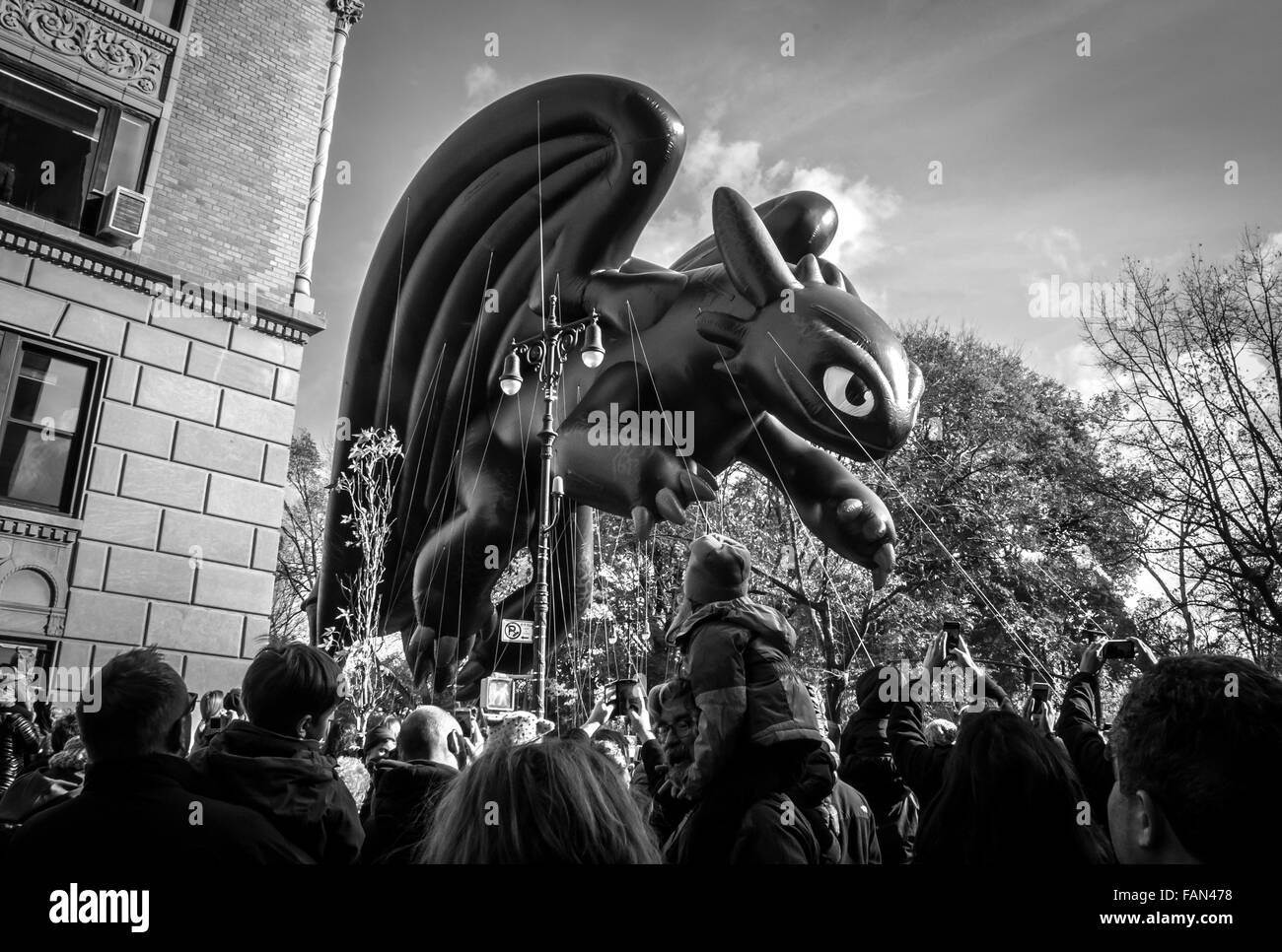 Zuschauer beobachten die zahnlosen Ballon am 2015 Macy's Thanksgiving Day Parade in schwarz und weiß Stockfoto